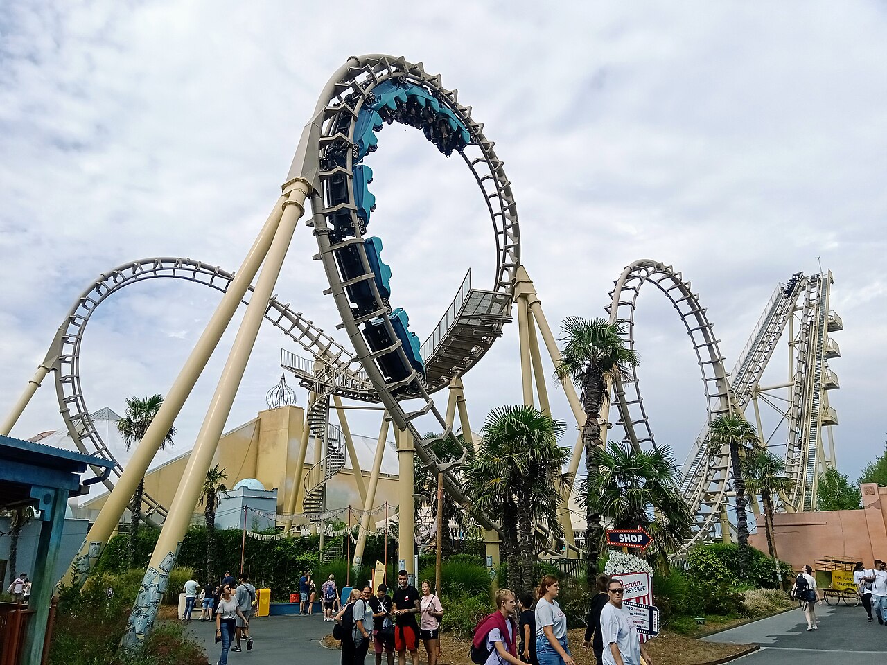 Cobra's train mid-way through the double-inversion cobra roll at Walibi Belgium