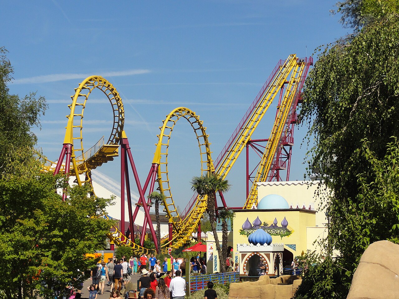 Overview of Cobra's vertical loop, cobra roll and angled lift spike at Walibi Belgium