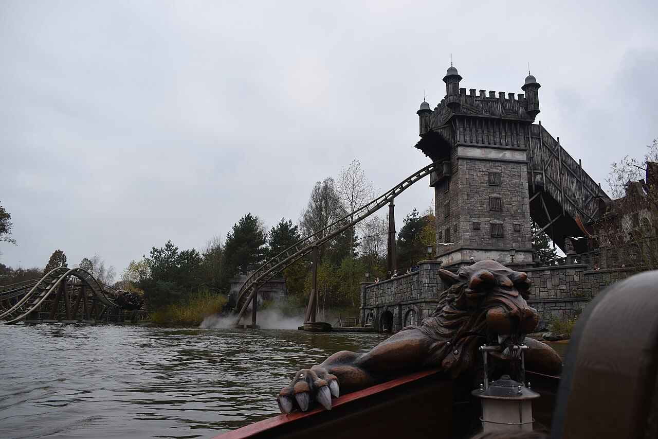 View from a De Vliegende Hollander boat with the ghost ship figurehead and drop ahead