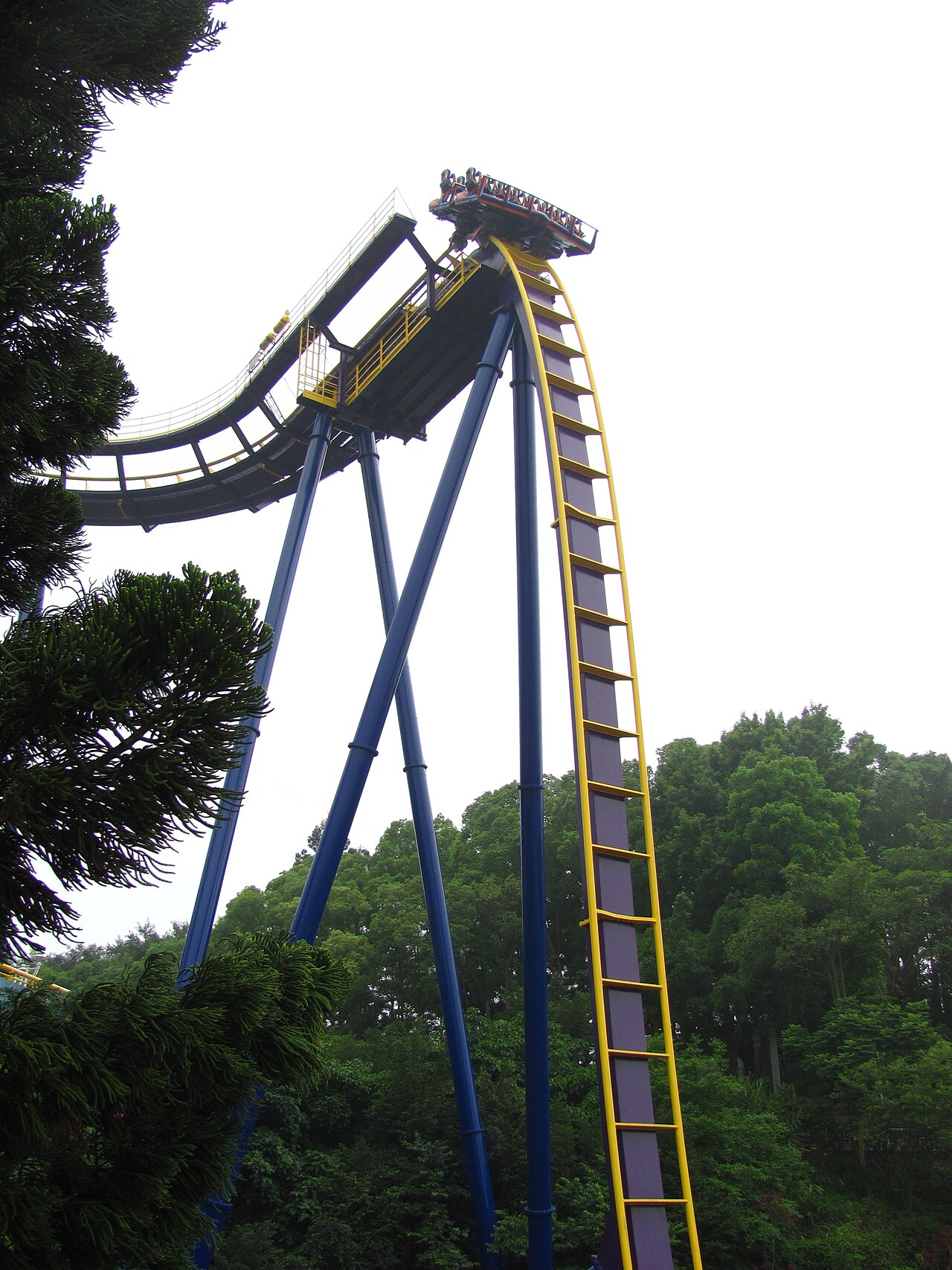 Diving Machine G5 train held at the crest of the vertical drop at Janfusun Fancyworld