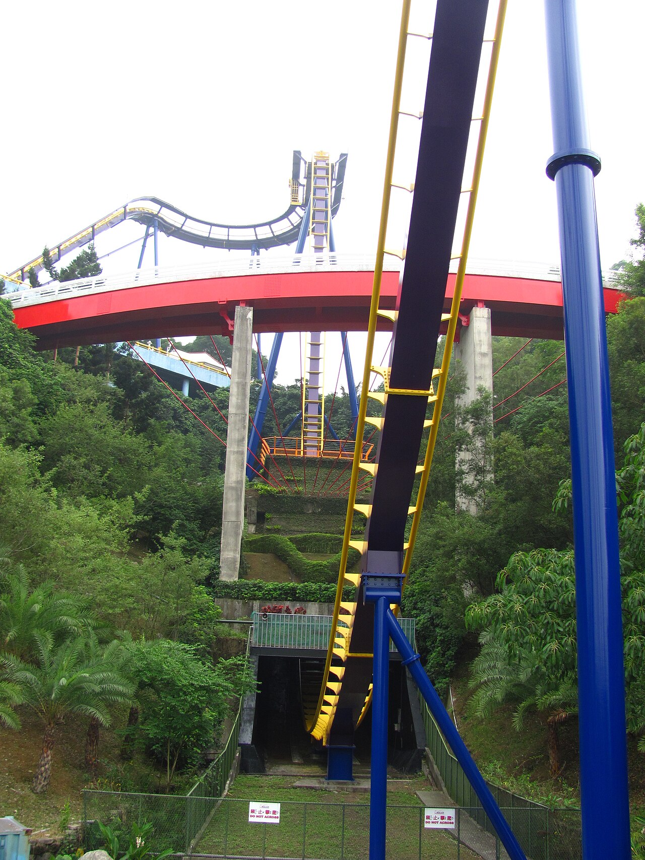 Looking up Diving Machine G5's vertical drop plunging into a jungle ravine at Janfusun Fancyworld