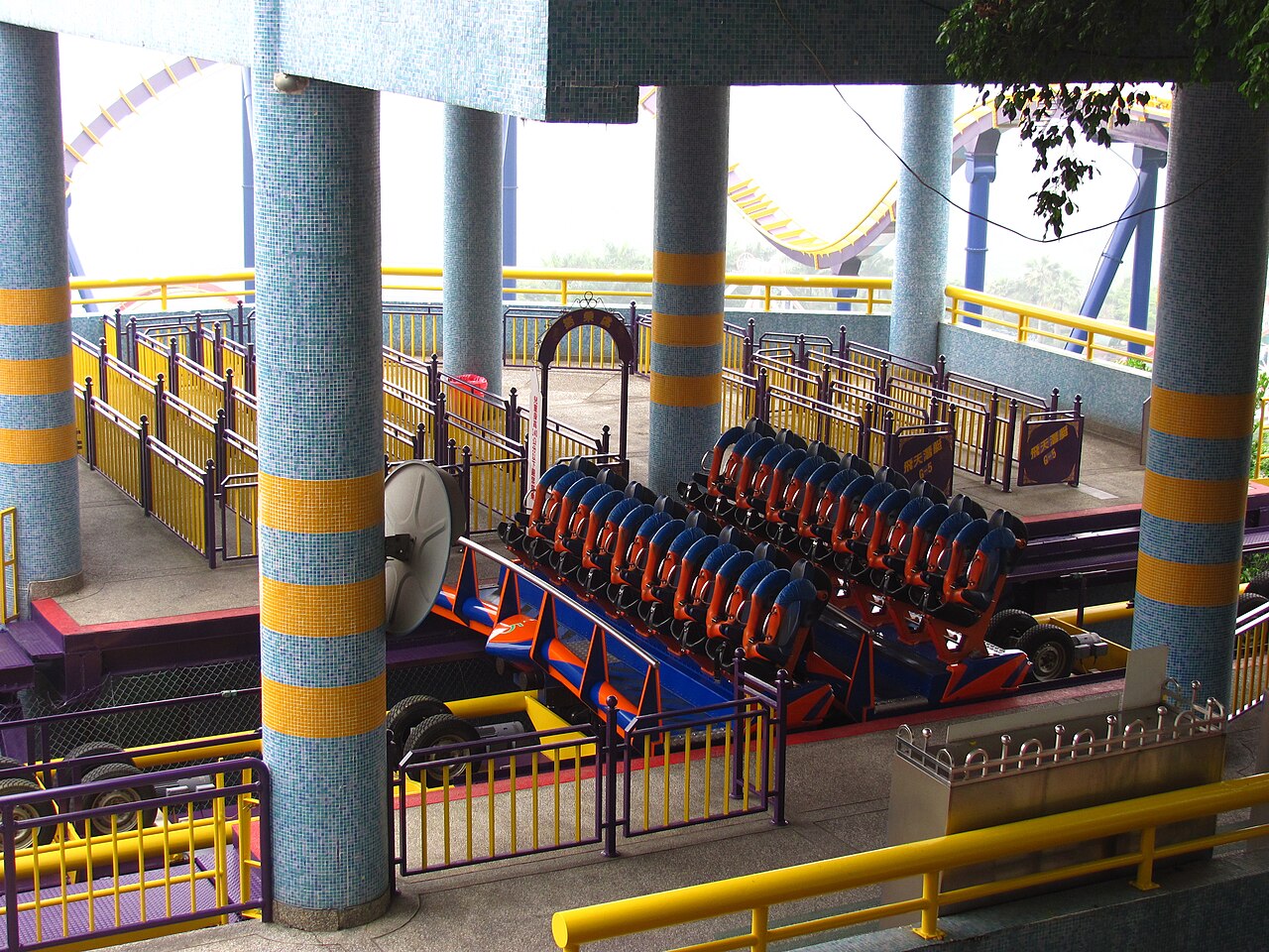 Diving Machine G5's wide eight-across train sitting in the tiled station at Janfusun Fancyworld