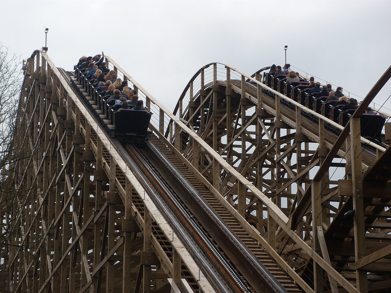 Both trains of Joris en de Draak climbing the side-by-side dual lift hill at Efteling