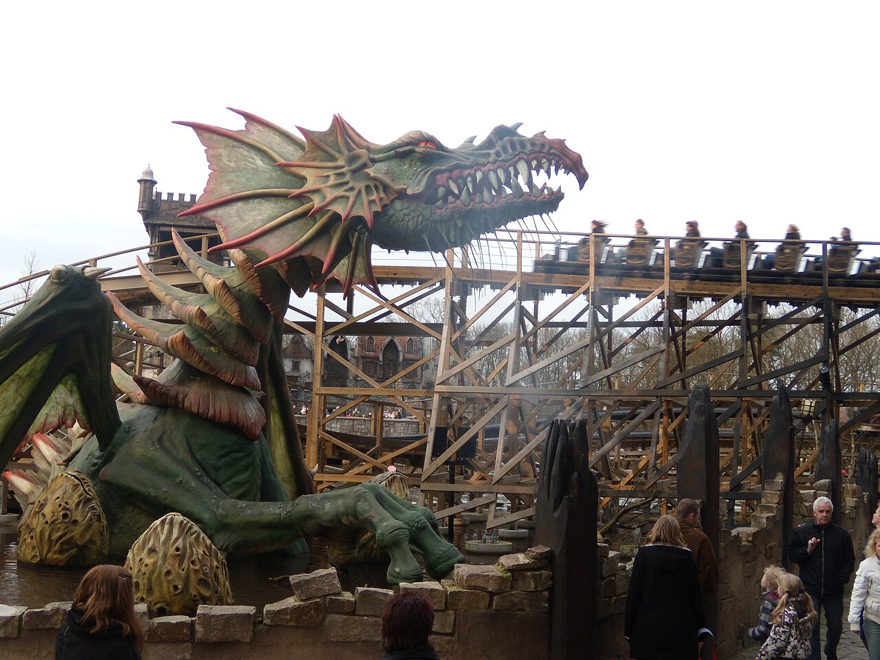 The animatronic dragon guarding its nest in front of Joris en de Draak's wooden structure at Efteling