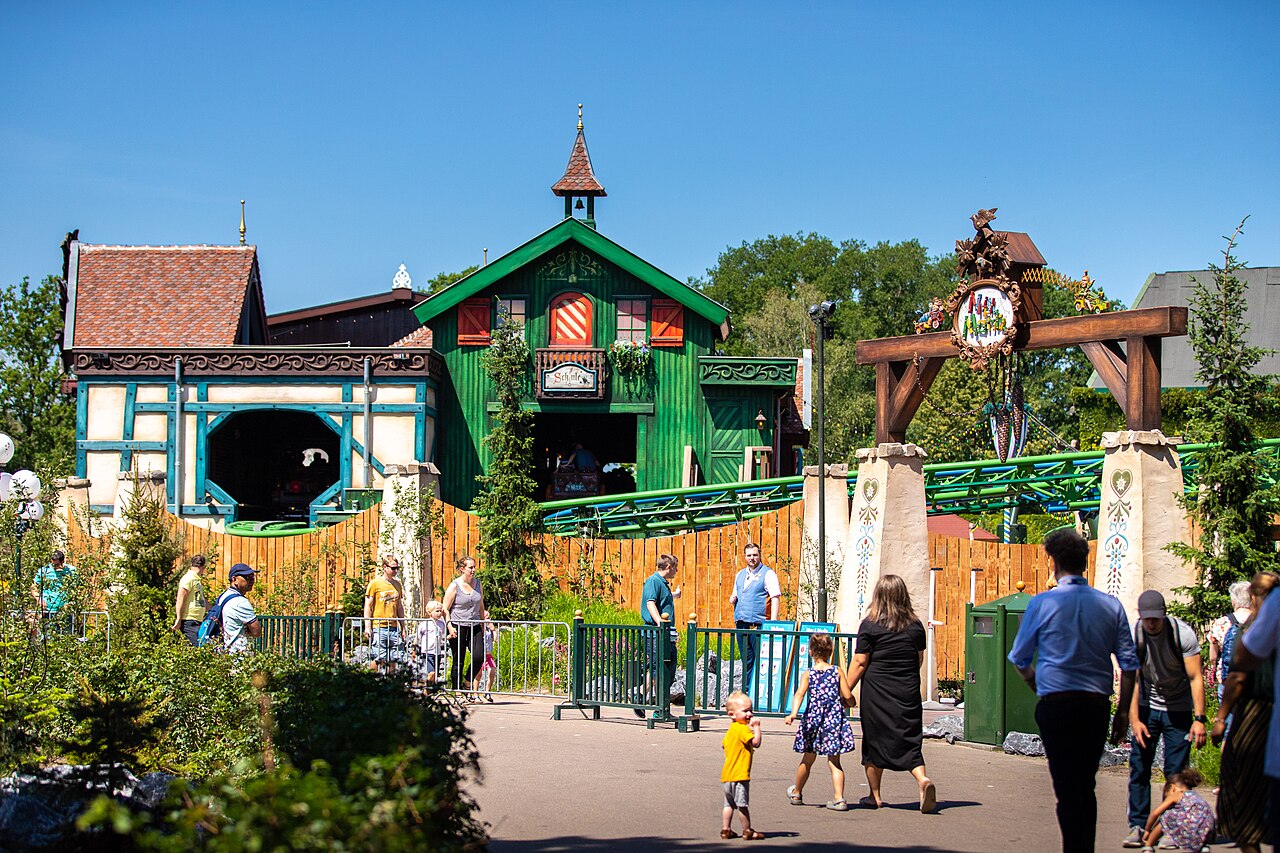 Max & Moritz entrance gate and station at Efteling with green and blue track behind