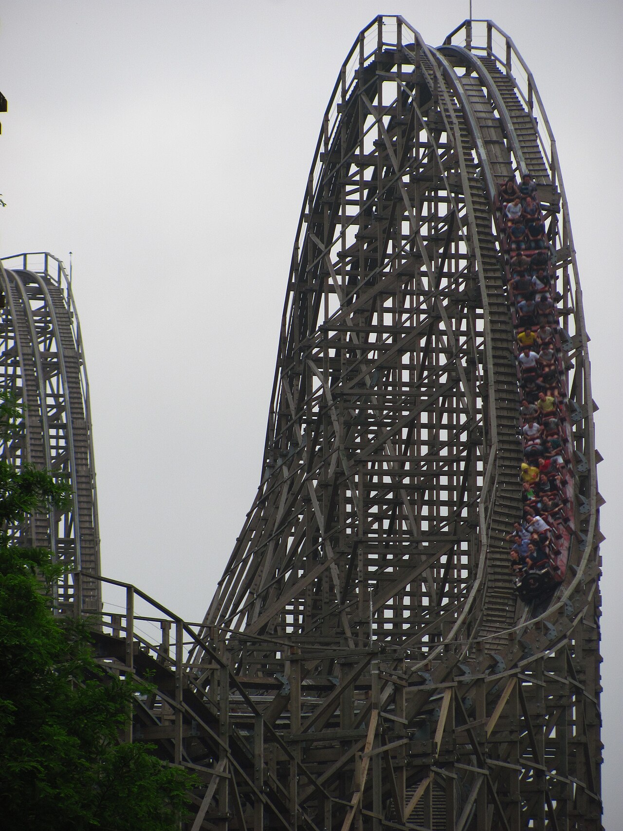 Train plunging down the 77-degree first drop of Monimo RUSH (T Express) at Everland