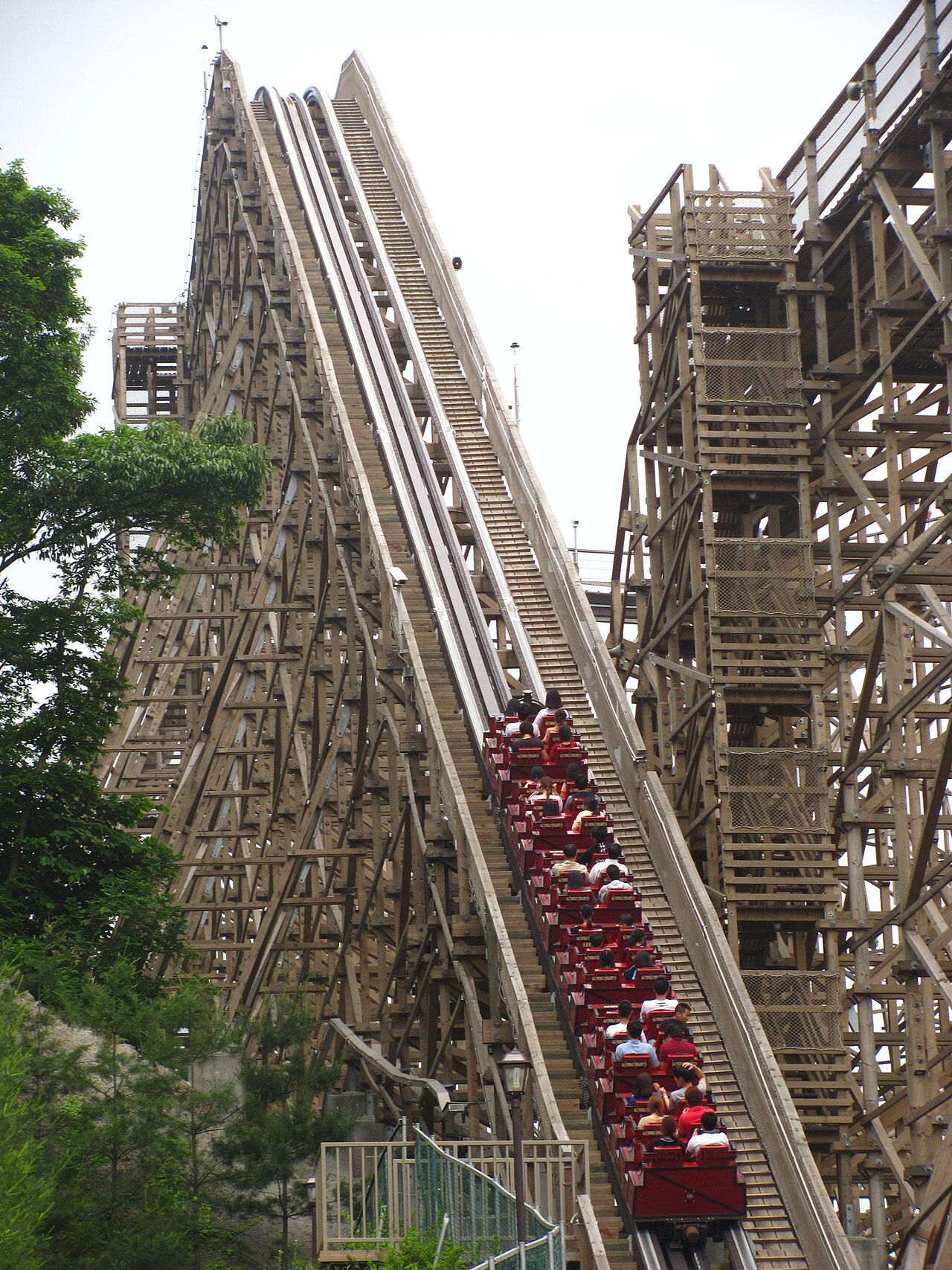 Train climbing the lift hill of Monimo RUSH (T Express) at Everland