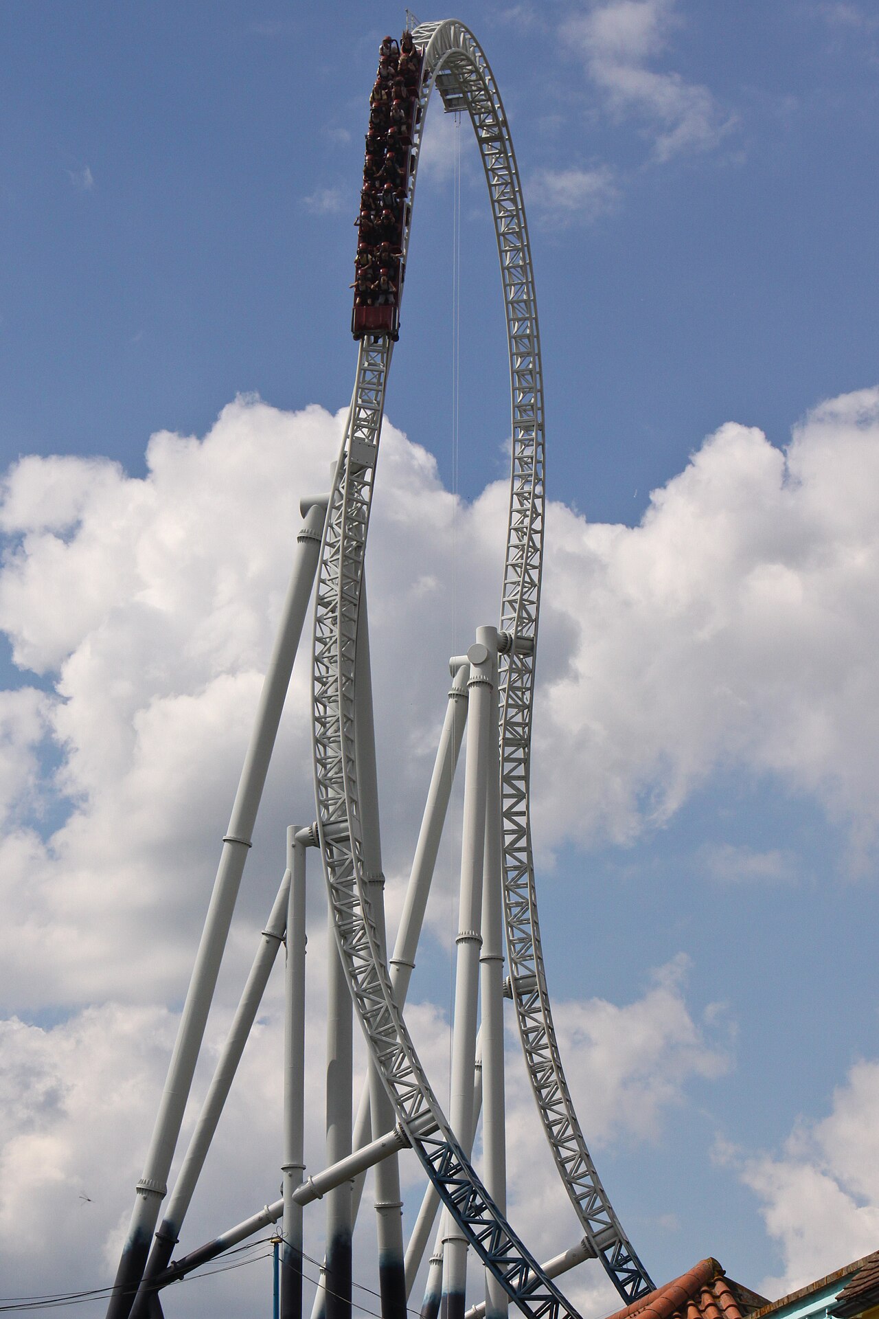 Stealth train cresting the top hat tower at Thorpe Park