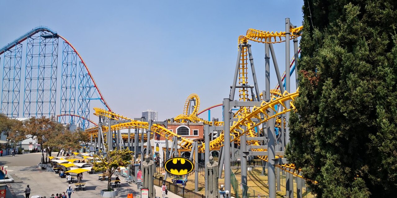 Superman El Ultimo Escape towering behind Batman The Ride at Six Flags Mexico