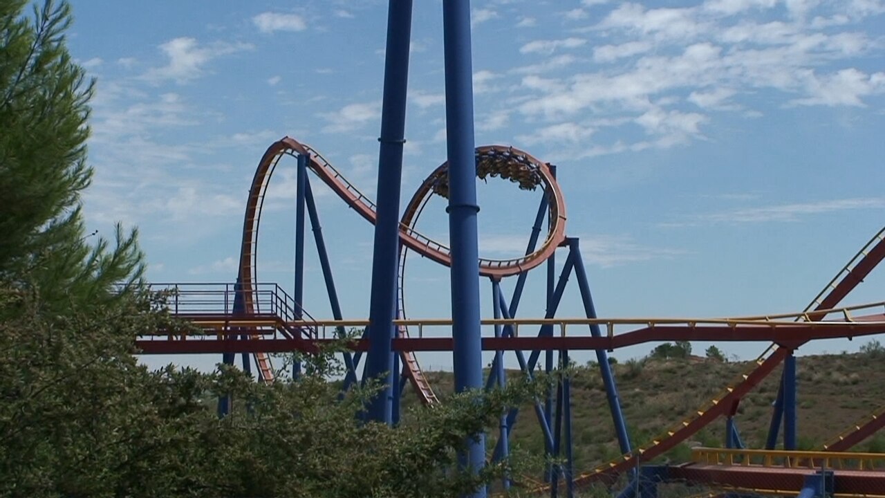 Superman la Atracción de Acero cobra roll at Parque Warner Madrid