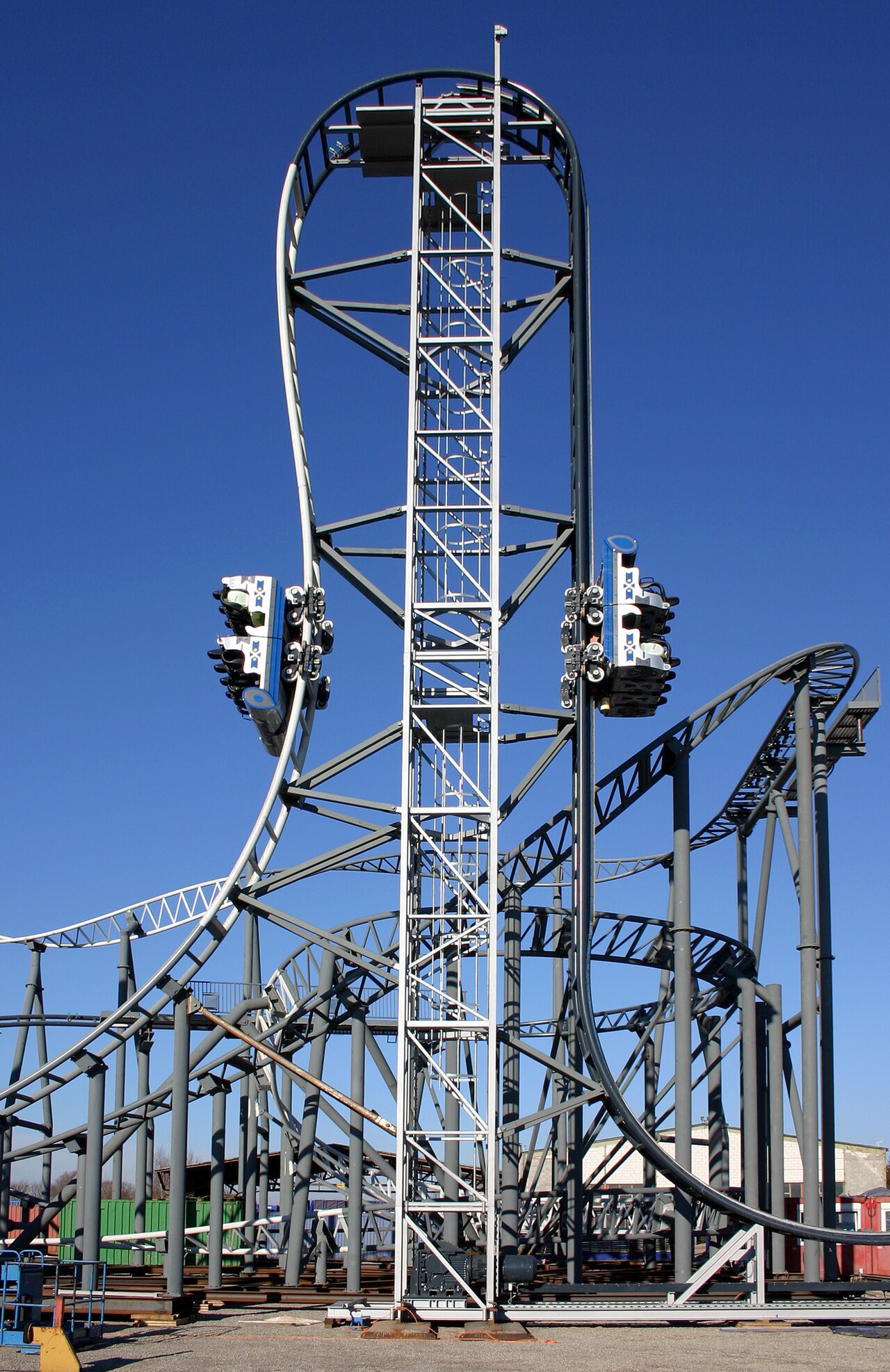 Typhoon's vertical lift and first drop at Bobbejaanland in 2004