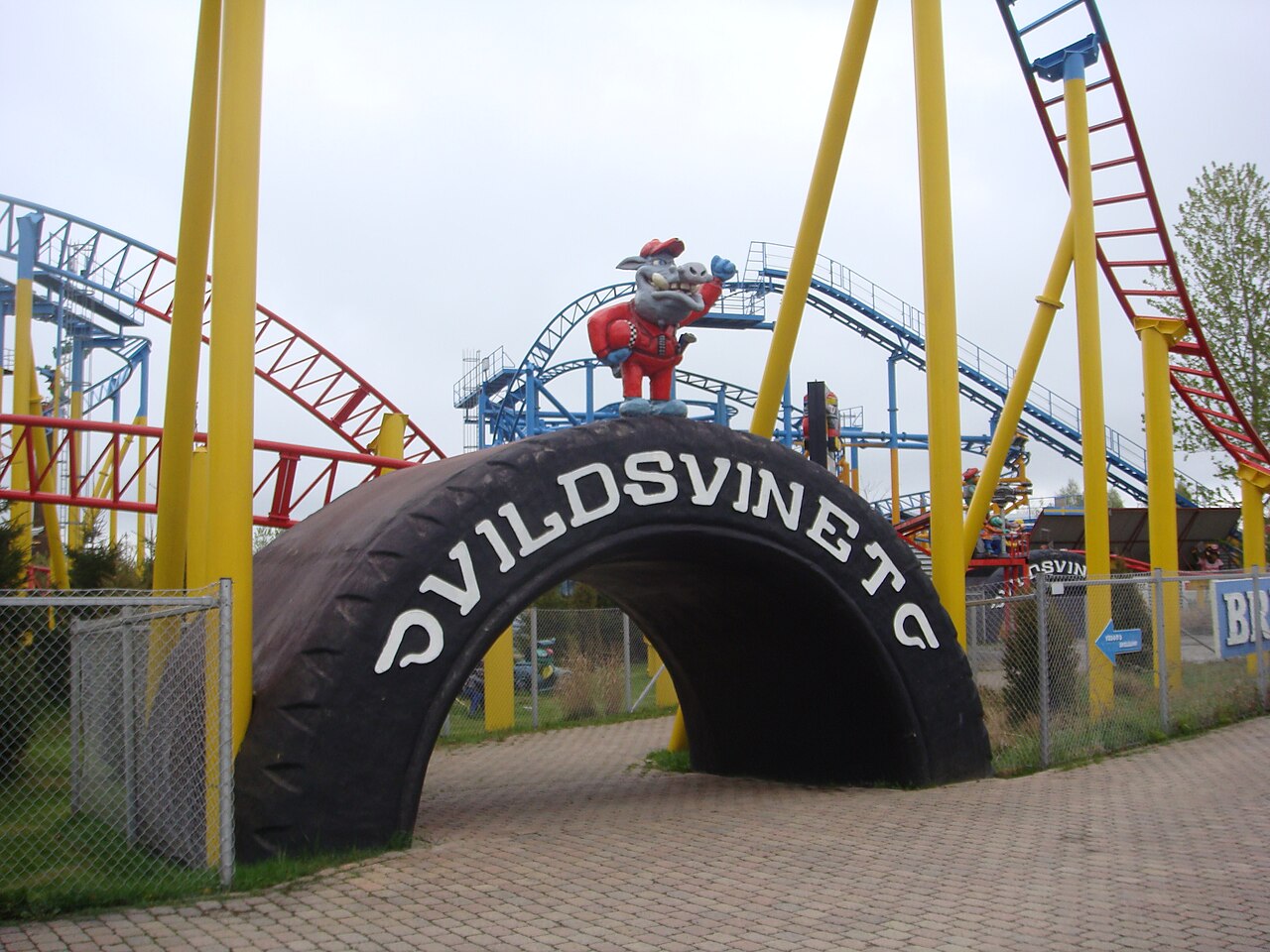 Vild-Svinet entrance arch shaped like a tyre with the coaster behind at BonBon-Land
