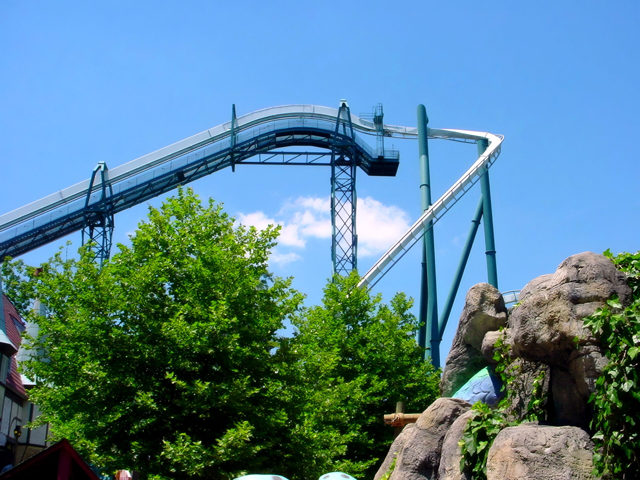 Alpengeist's lift hill behind the rockwork, July 2001