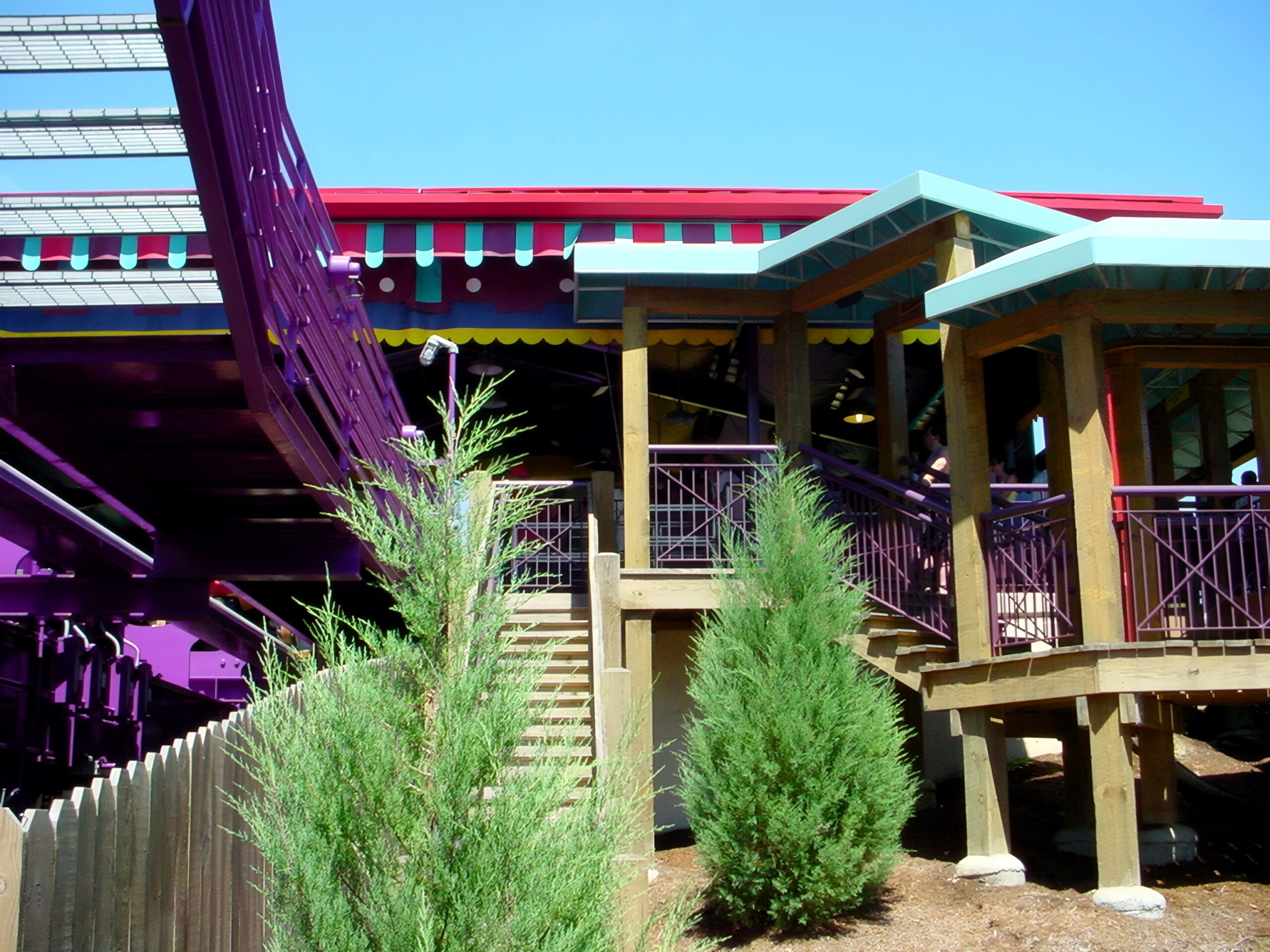 The Apollo's Chariot station with track curving past, July 2001