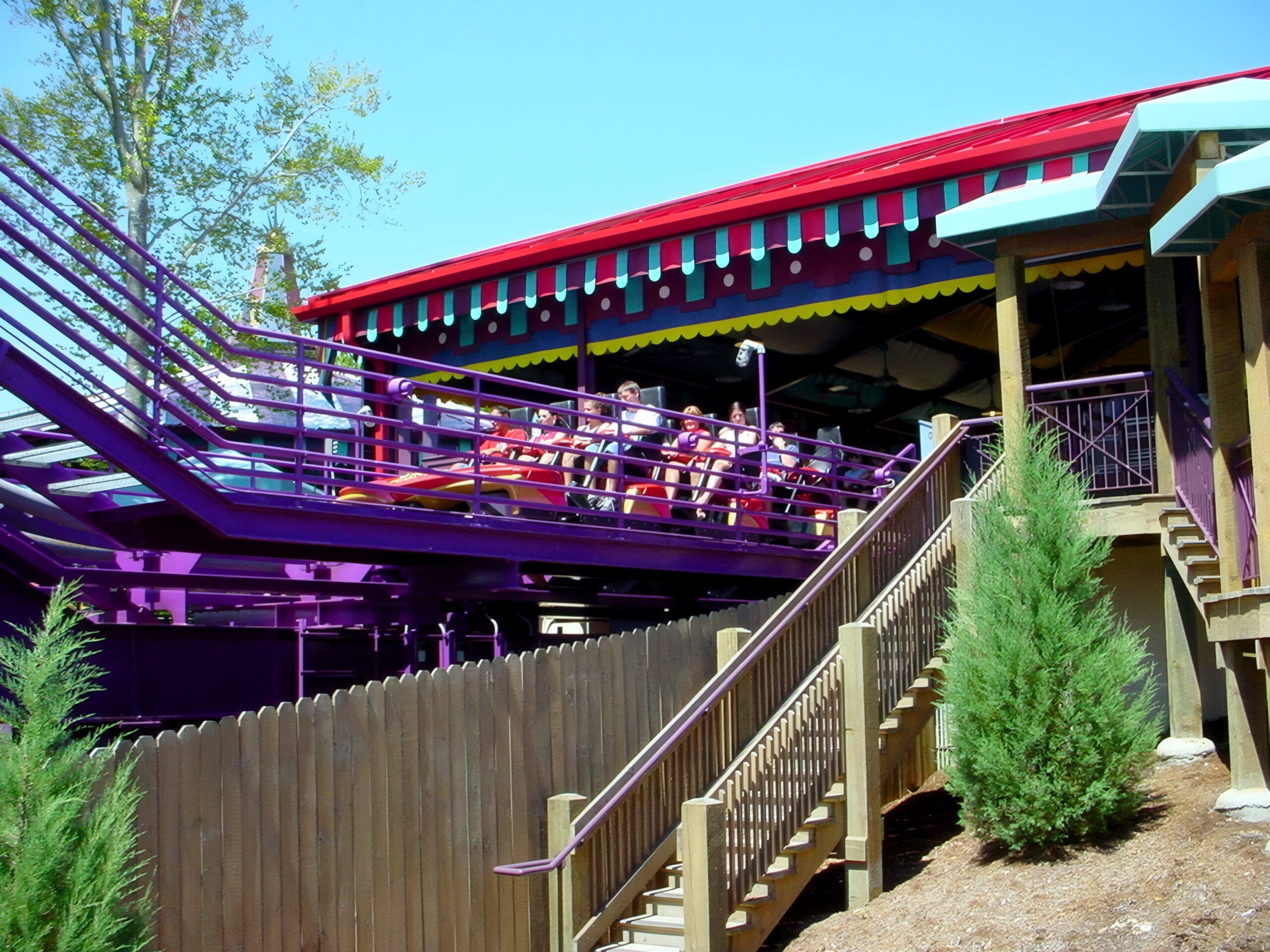 A loaded Apollo's Chariot train leaving the station, July 2001