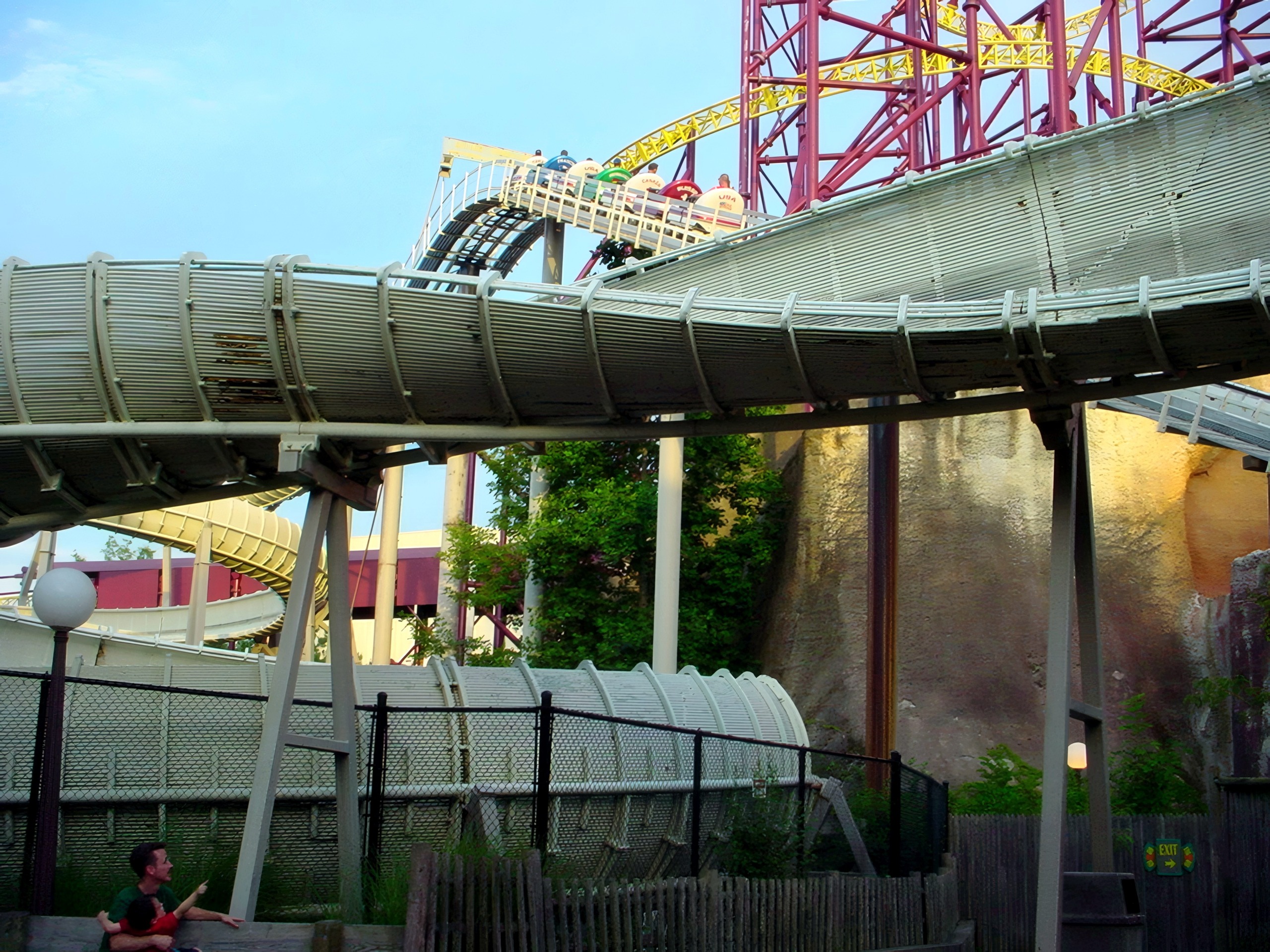 An Avalanche train rounding the bobsled trough with Volcano's red structure behind at Paramount's Kings Dominion, July 2001