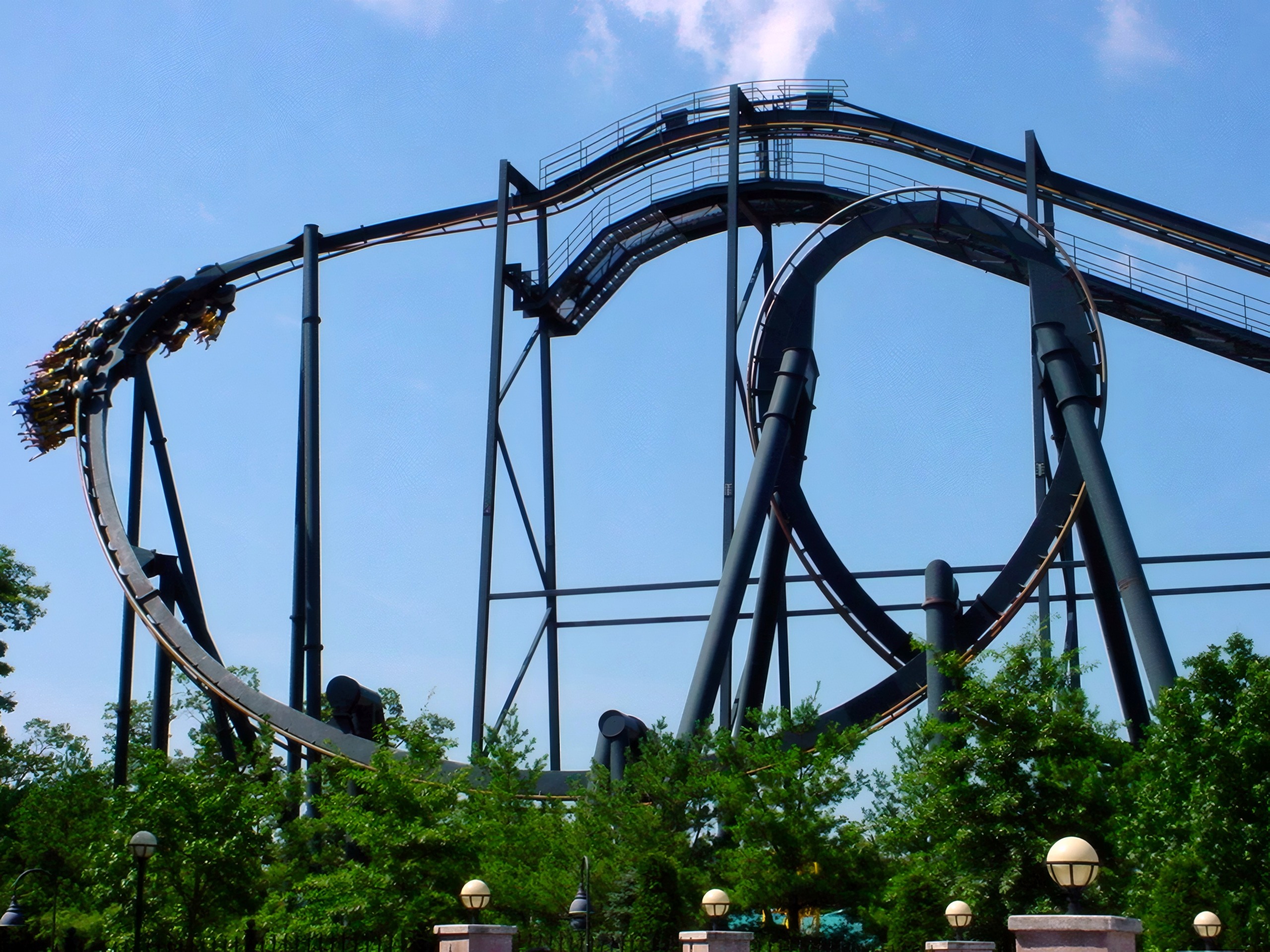 Interlocking loops against a clear sky, Batman: The Ride, July 2001