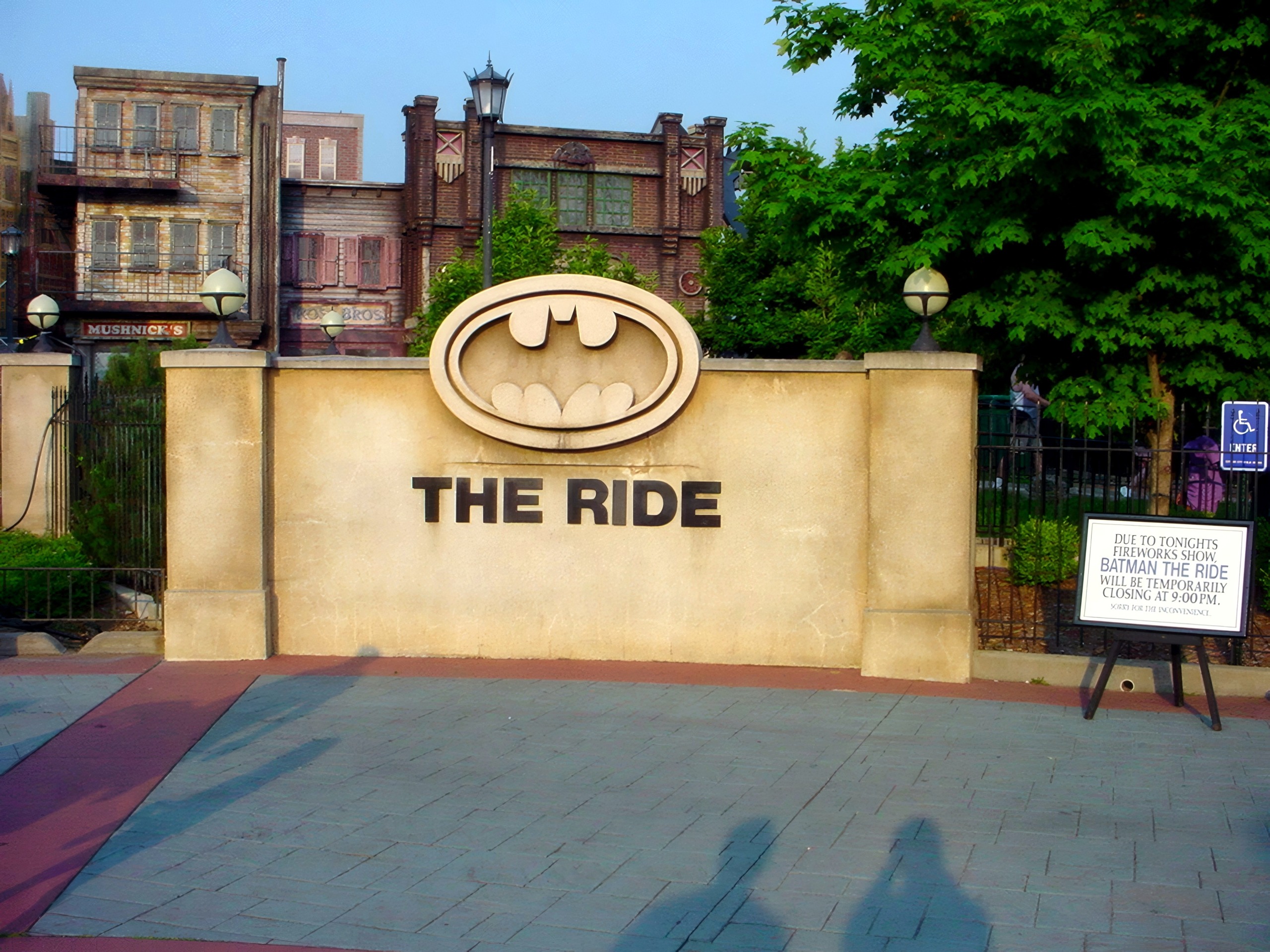The Batman: The Ride entrance sign at Six Flags St. Louis, June 2002