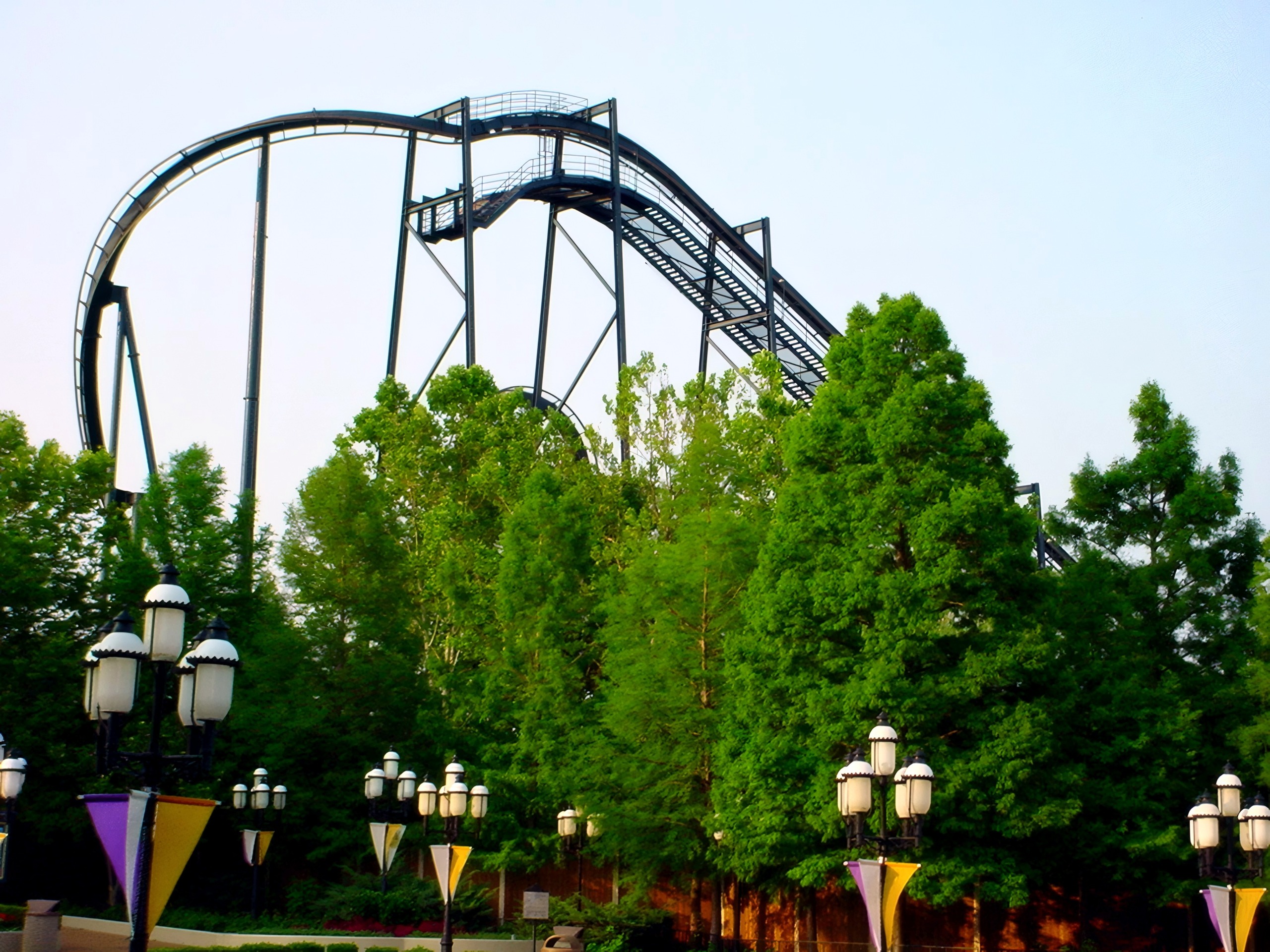 Batman: The Ride's layout above the midway lamps at Six Flags St. Louis, June 2002