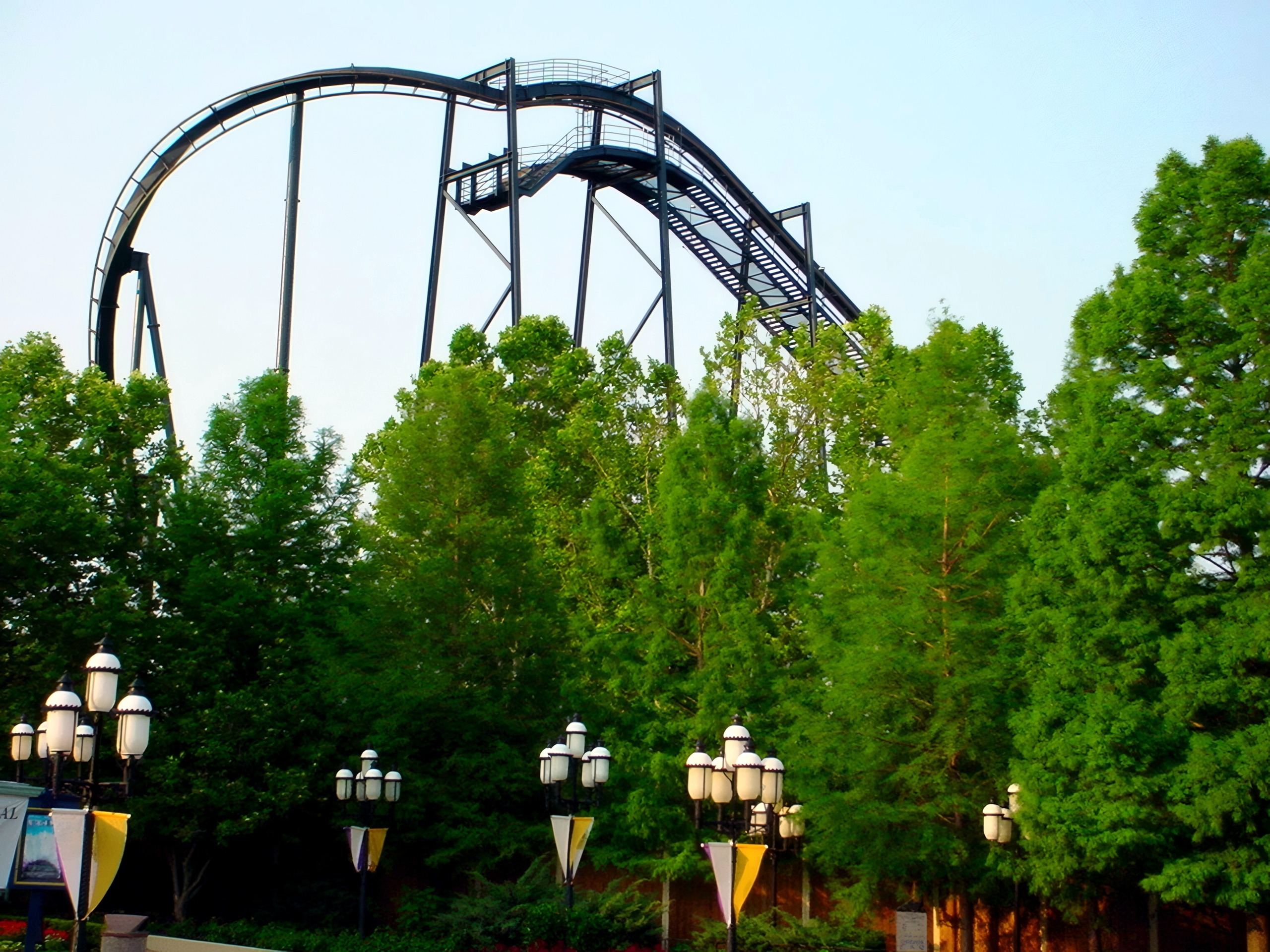 Batman: The Ride's loop and catwalk against a blue sky at Six Flags St. Louis, June 2002