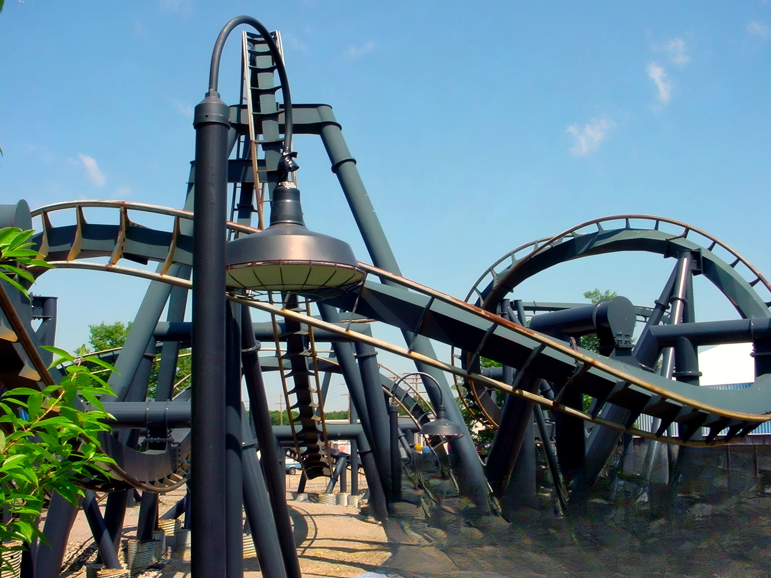 The interlocking loops behind the queue lamp, Batman: The Ride, July 2001