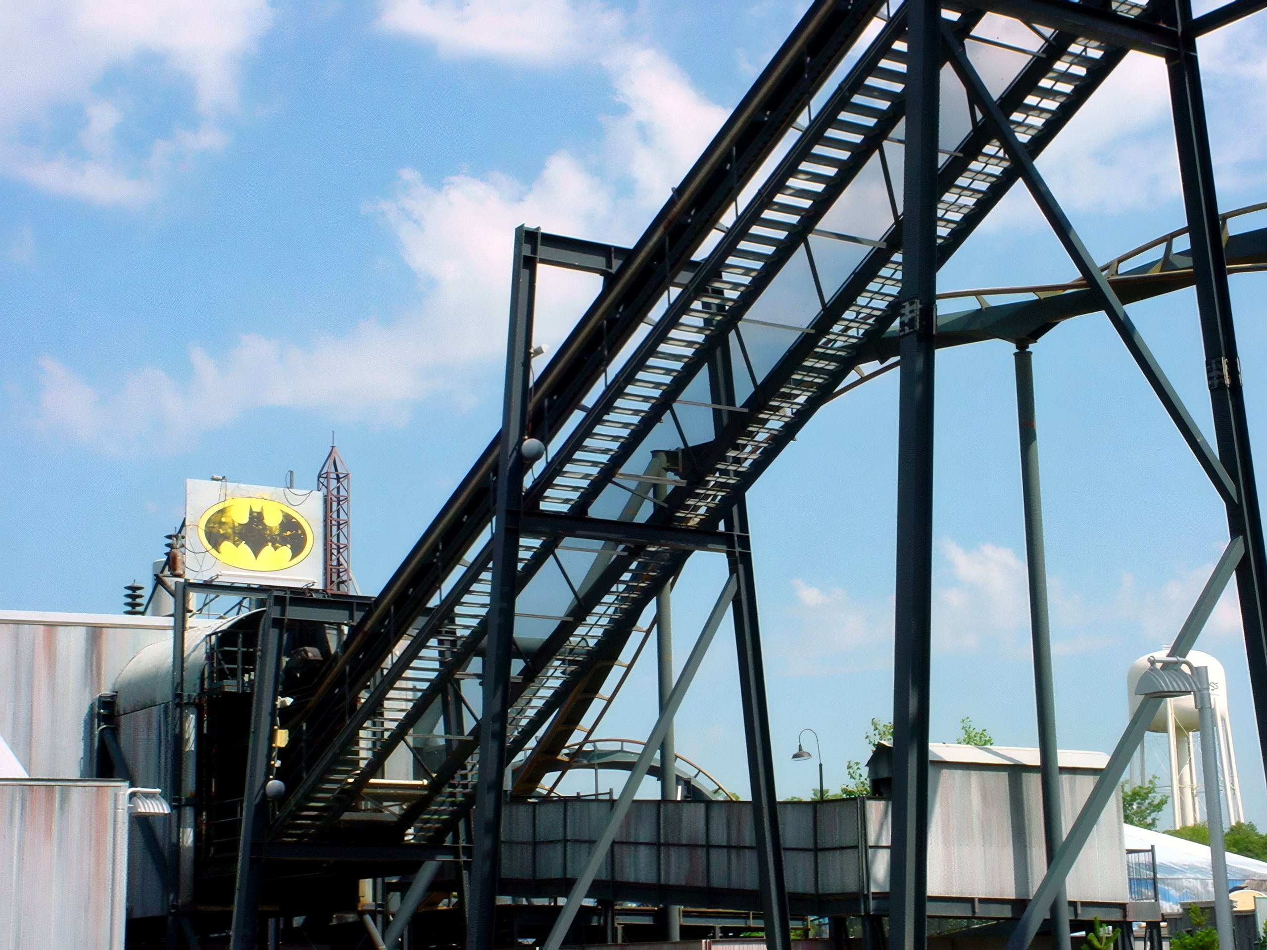 The lift chain and Batman logo sign, Batman: The Ride, July 2001