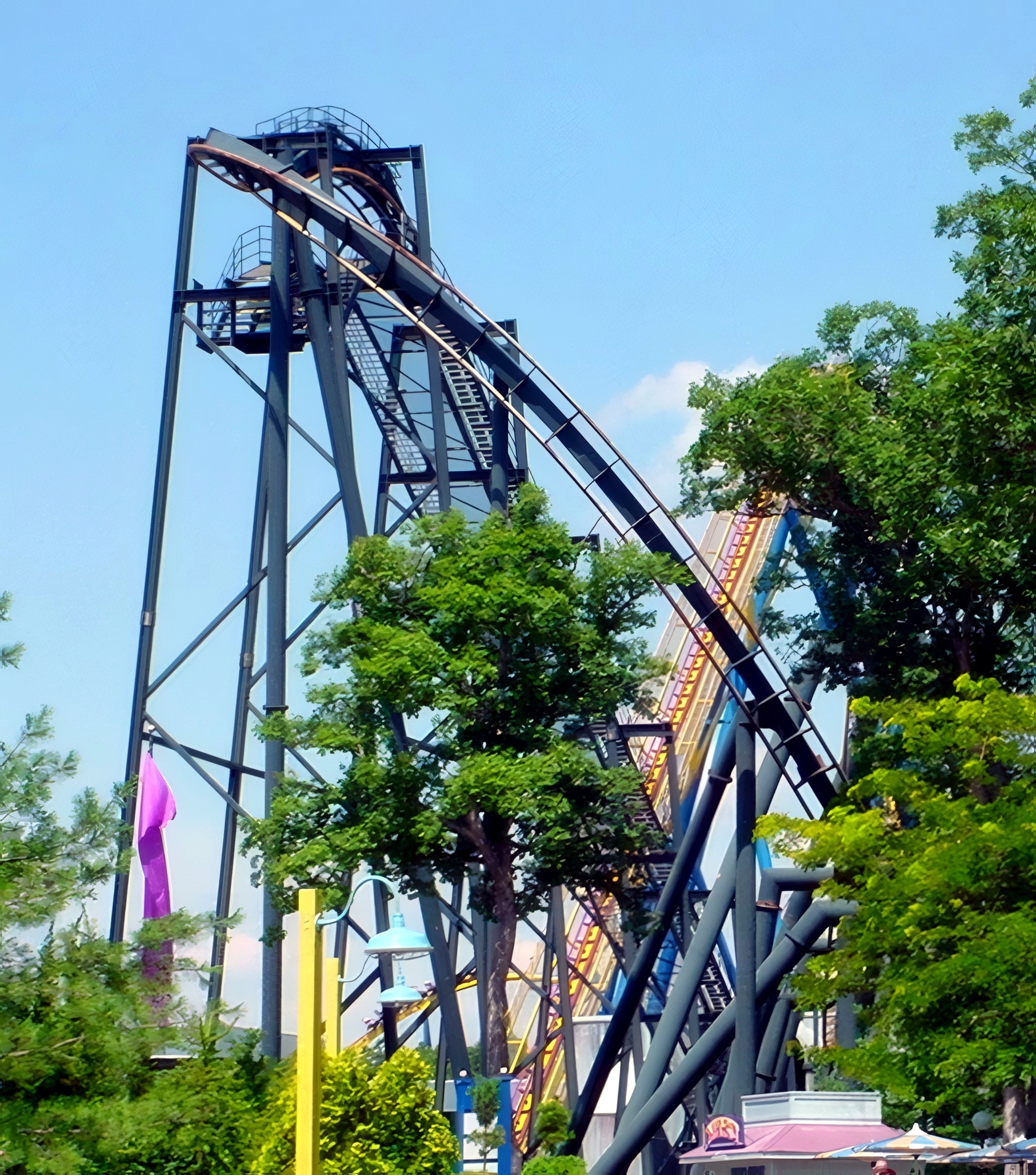 The lift tower over the midway, Batman: The Ride, July 2001