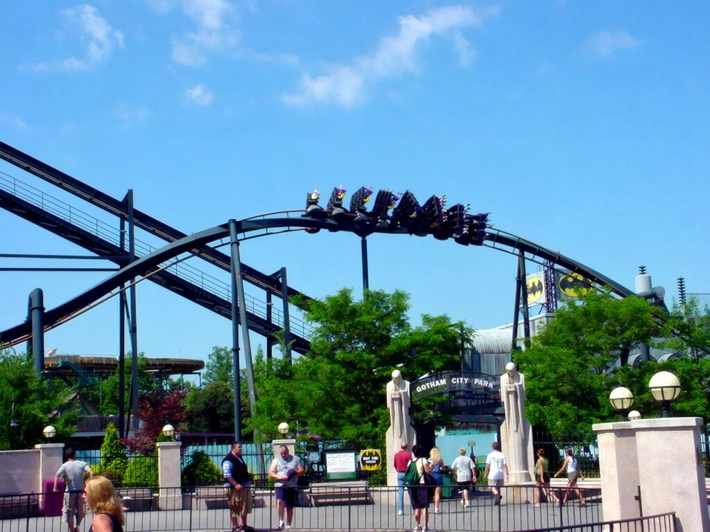 Train cresting above the Gotham City plaza, Batman: The Ride, July 2001