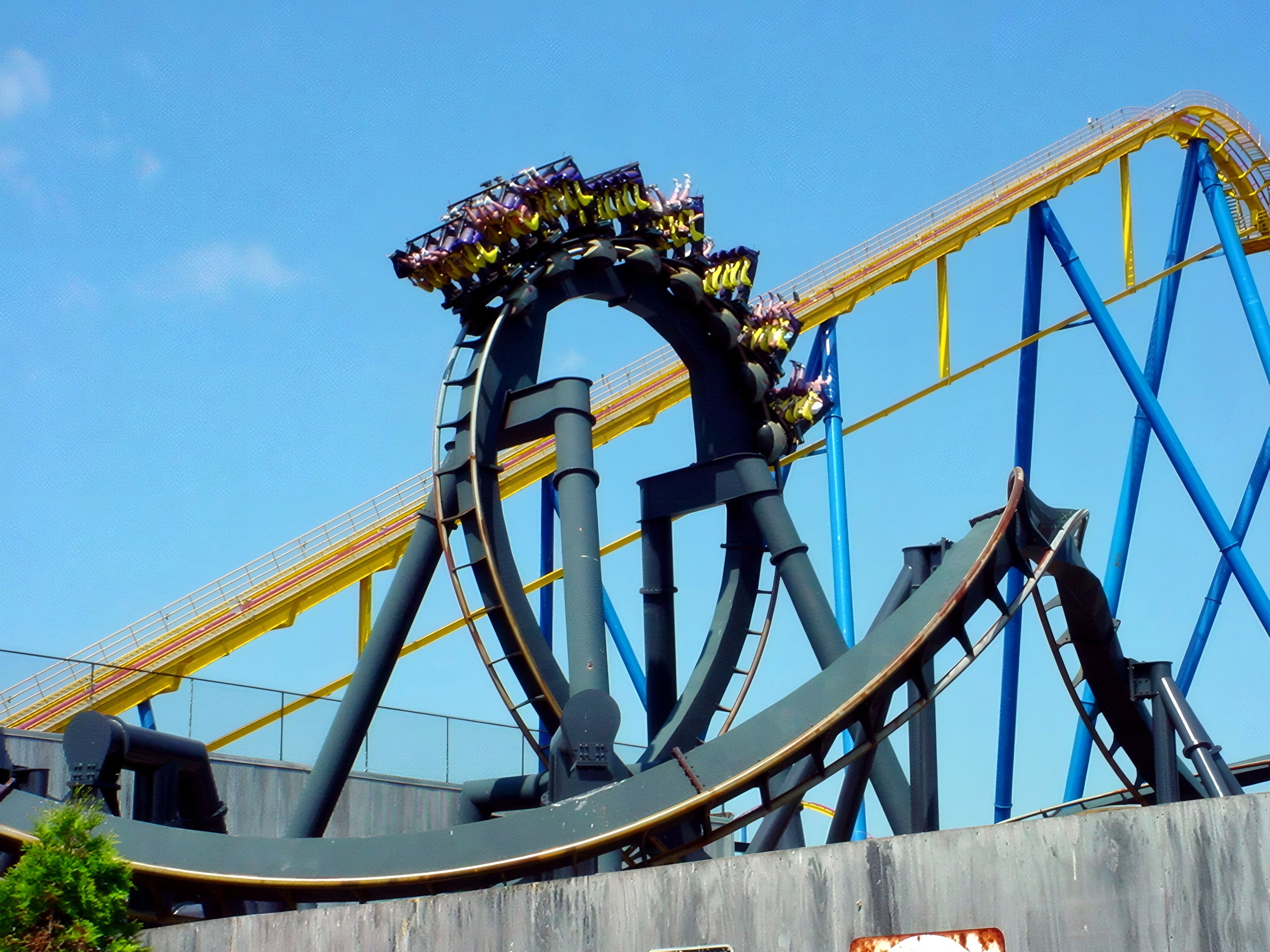 Train diving into the loop, Batman: The Ride, July 2001