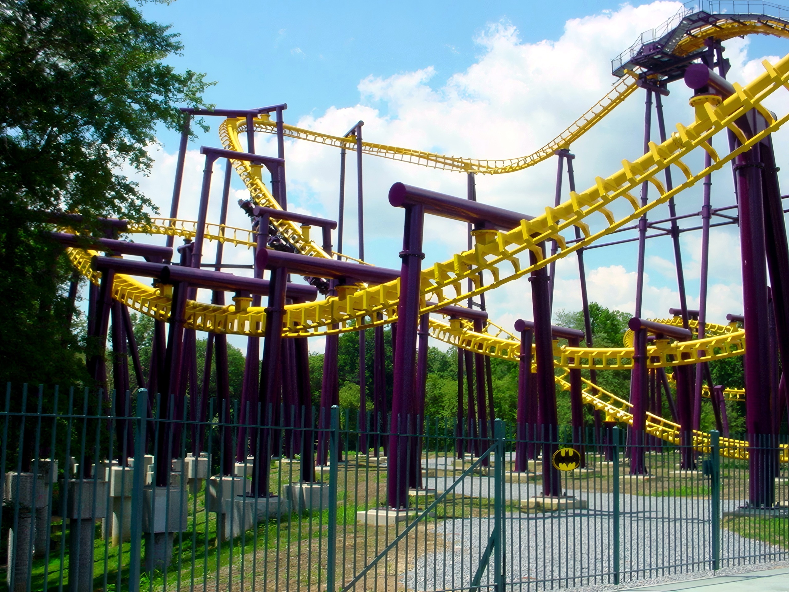 Batwing's yellow track above the fence at Six Flags America, July 2001