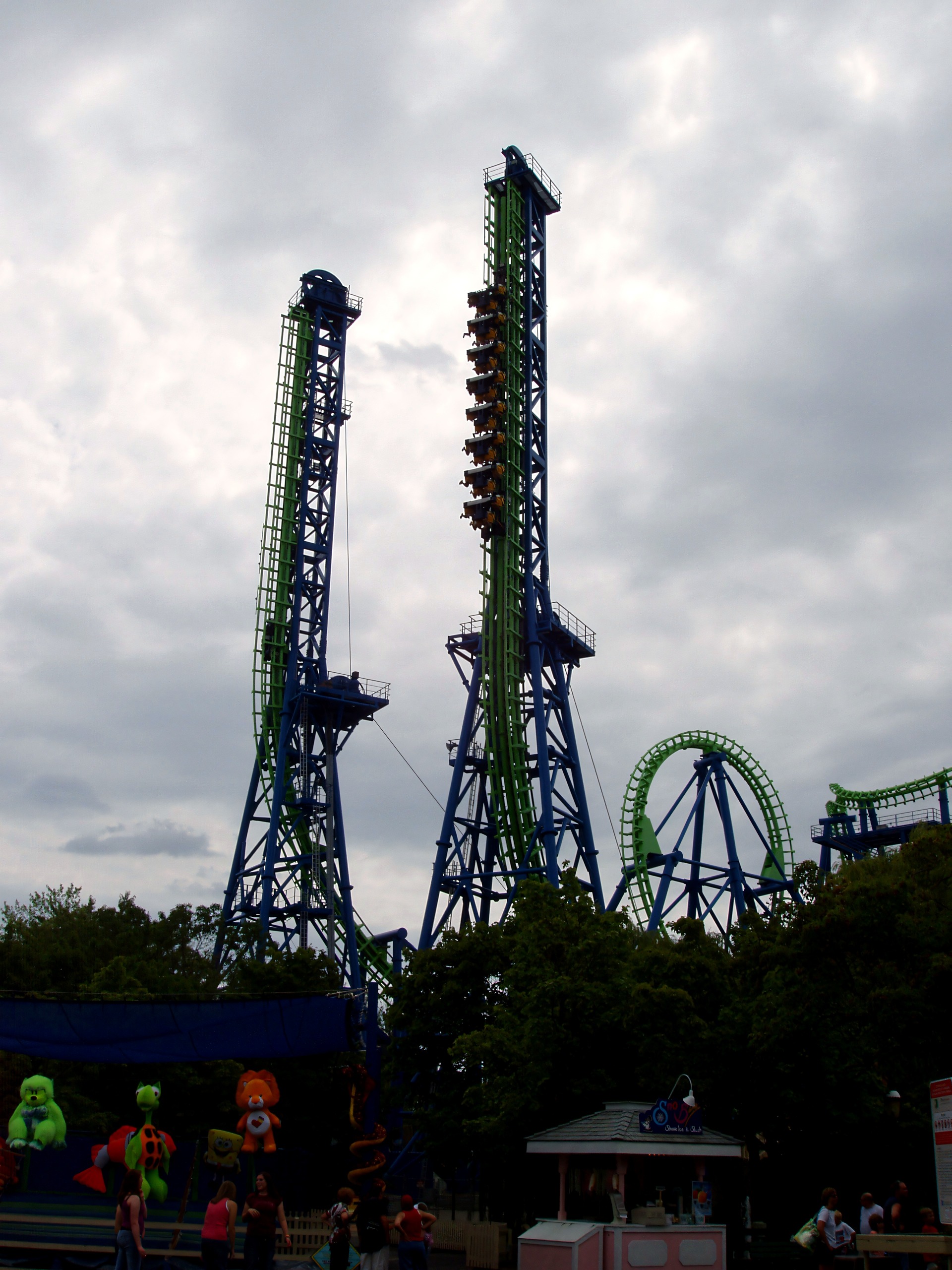 A Déjà Vu train climbing one of the twin vertical towers at Six Flags Great America, August 2005