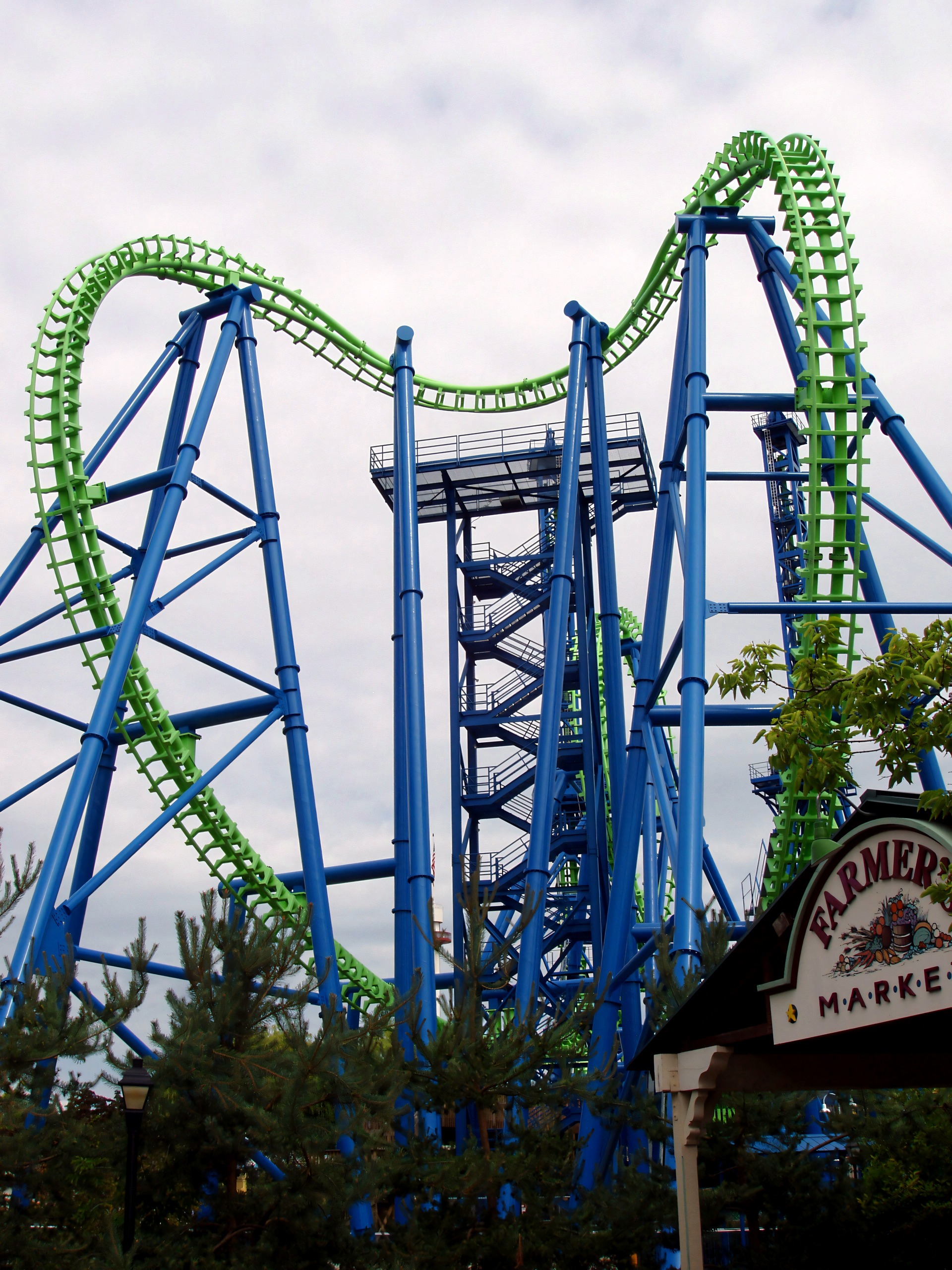 Déjà Vu's cobra roll above the Farmers Market at Six Flags Great America, August 2005