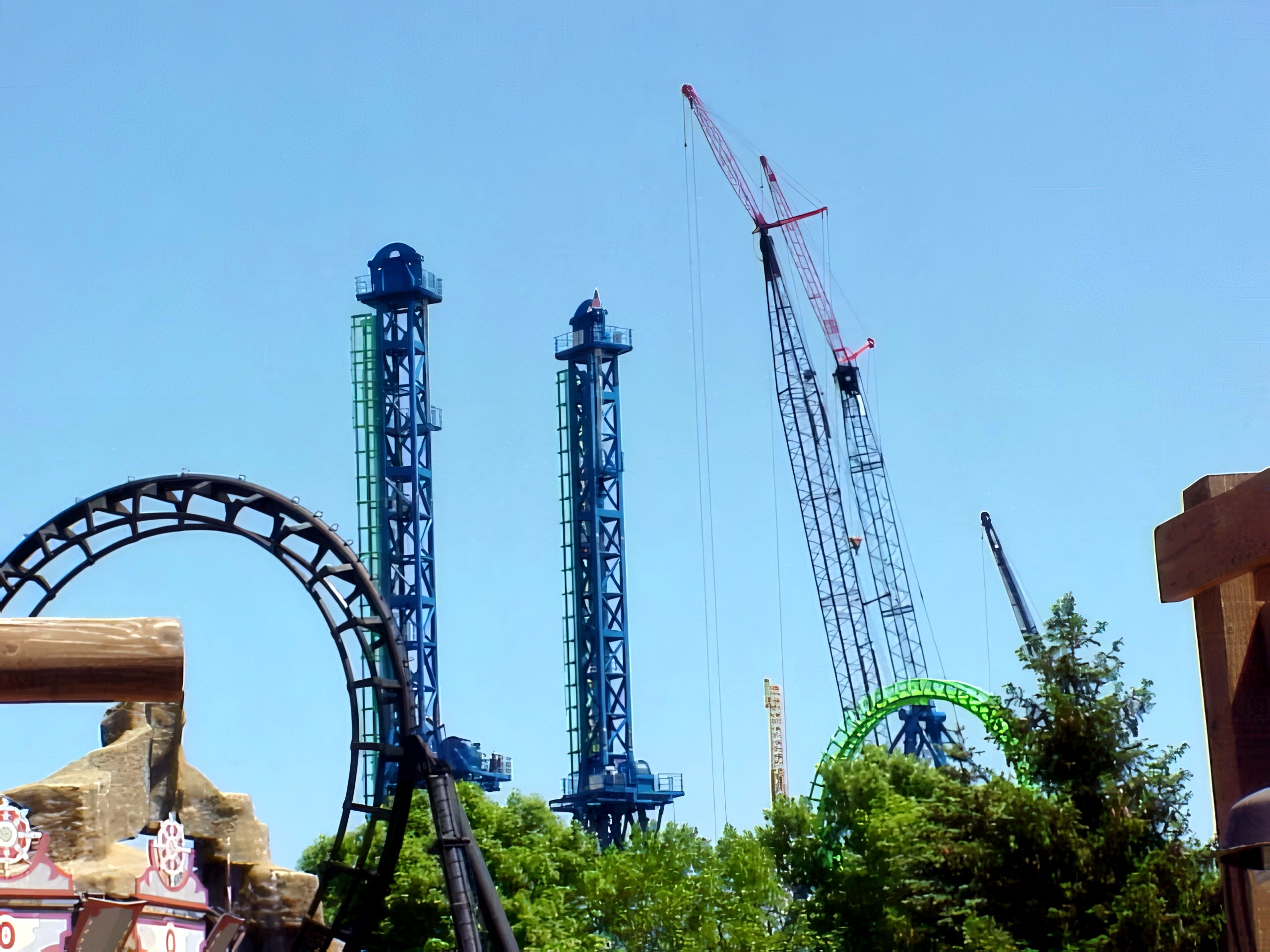 Déjà Vu's twin towers under construction with cranes at Six Flags Great America, May 2001