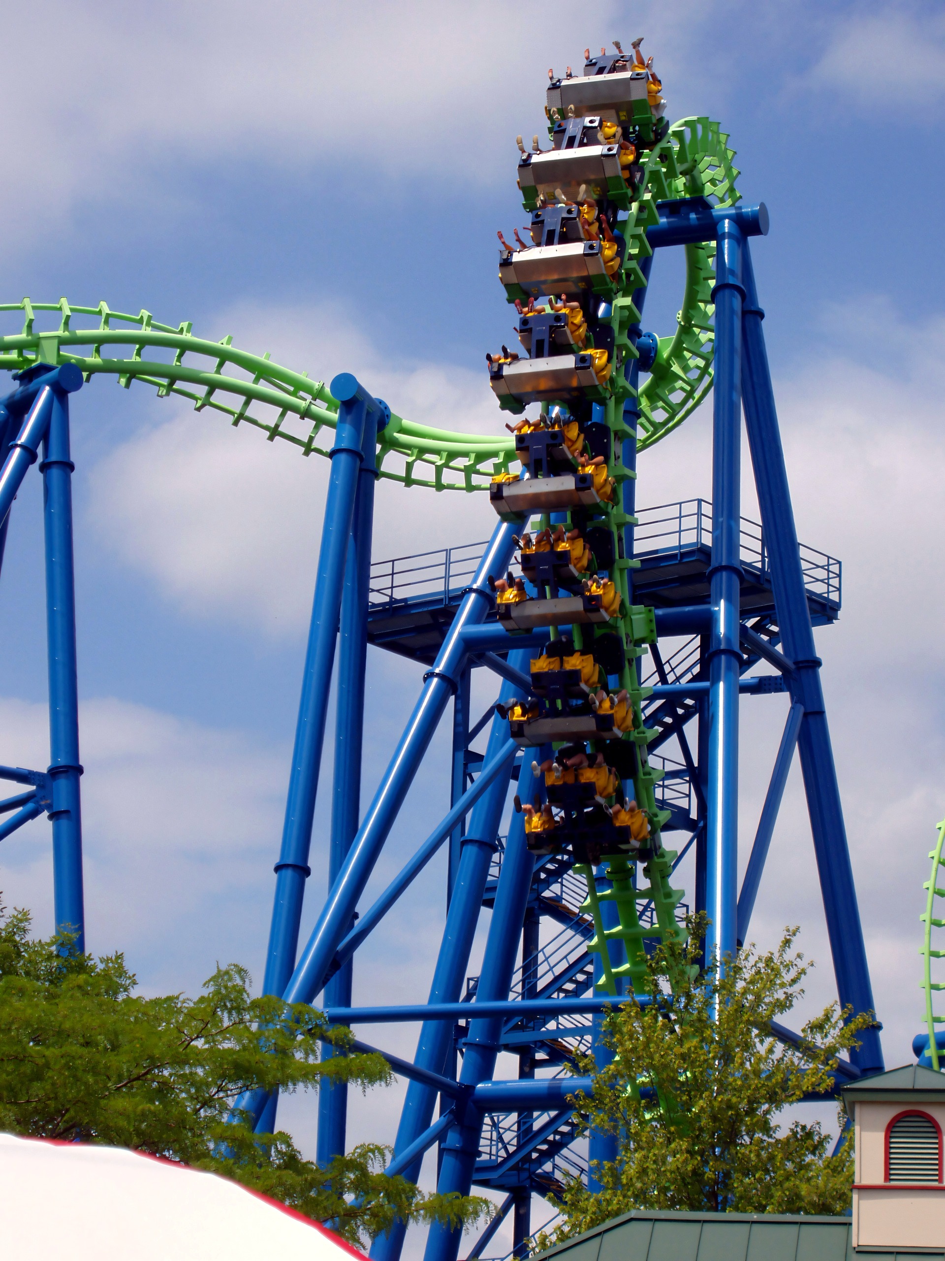 A Déjà Vu train being pulled up a vertical tower at Six Flags Great America, August 2005