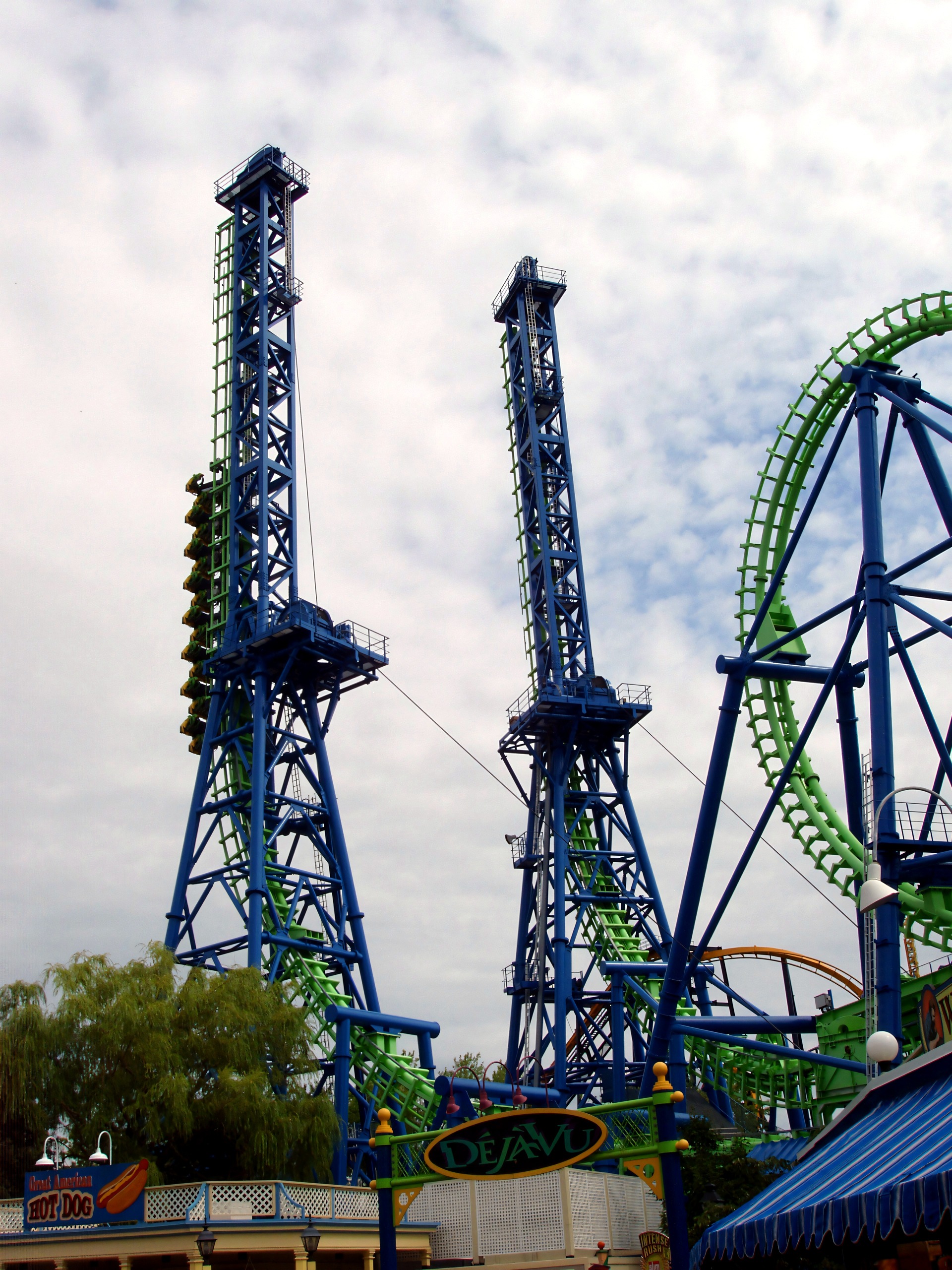 Déjà Vu's twin vertical towers and cobra roll above the park buildings at Six Flags Great America, August 2005