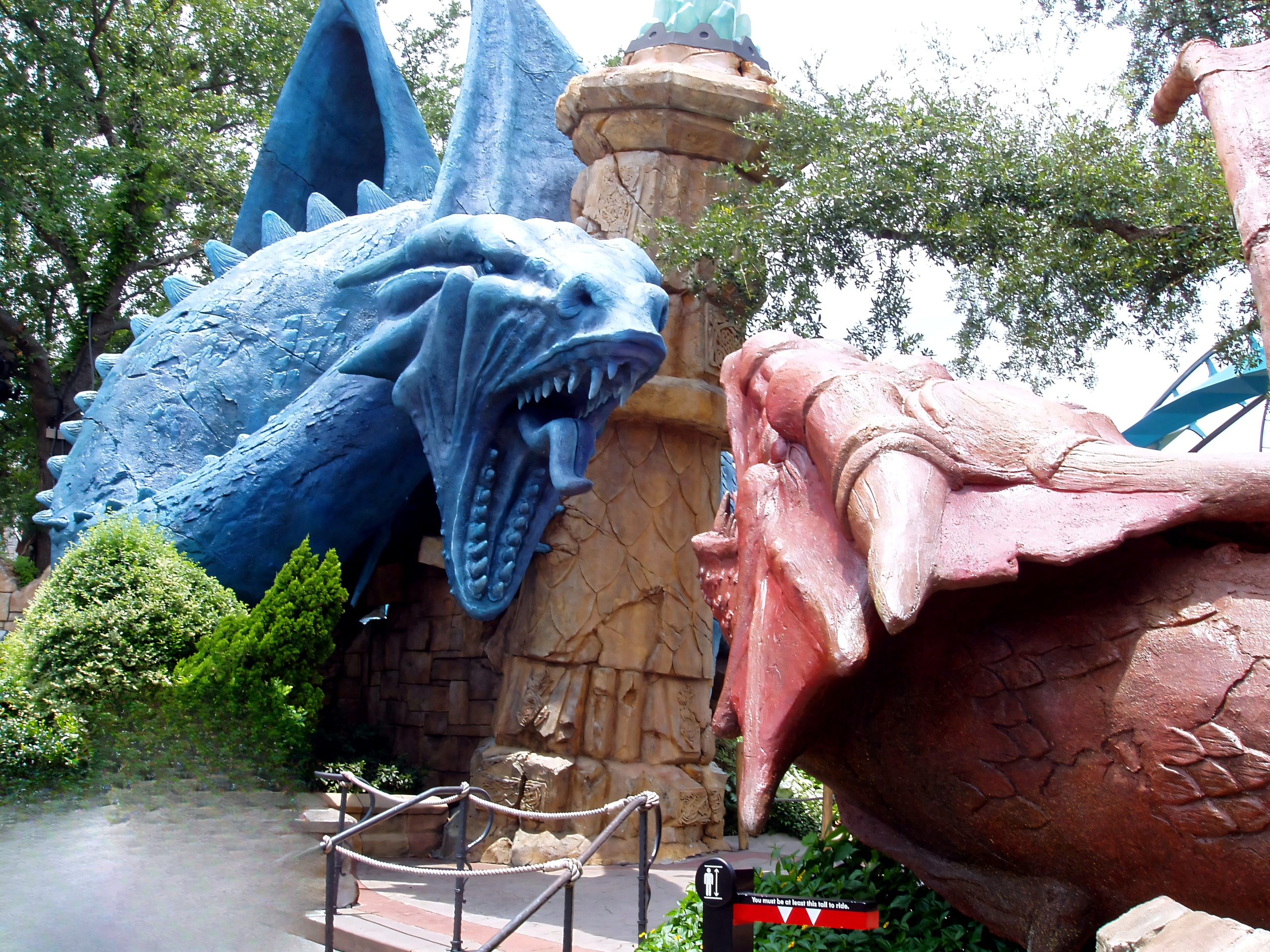 Fire and Ice dragon statues at the ride entrance, Dueling Dragons, July 2006