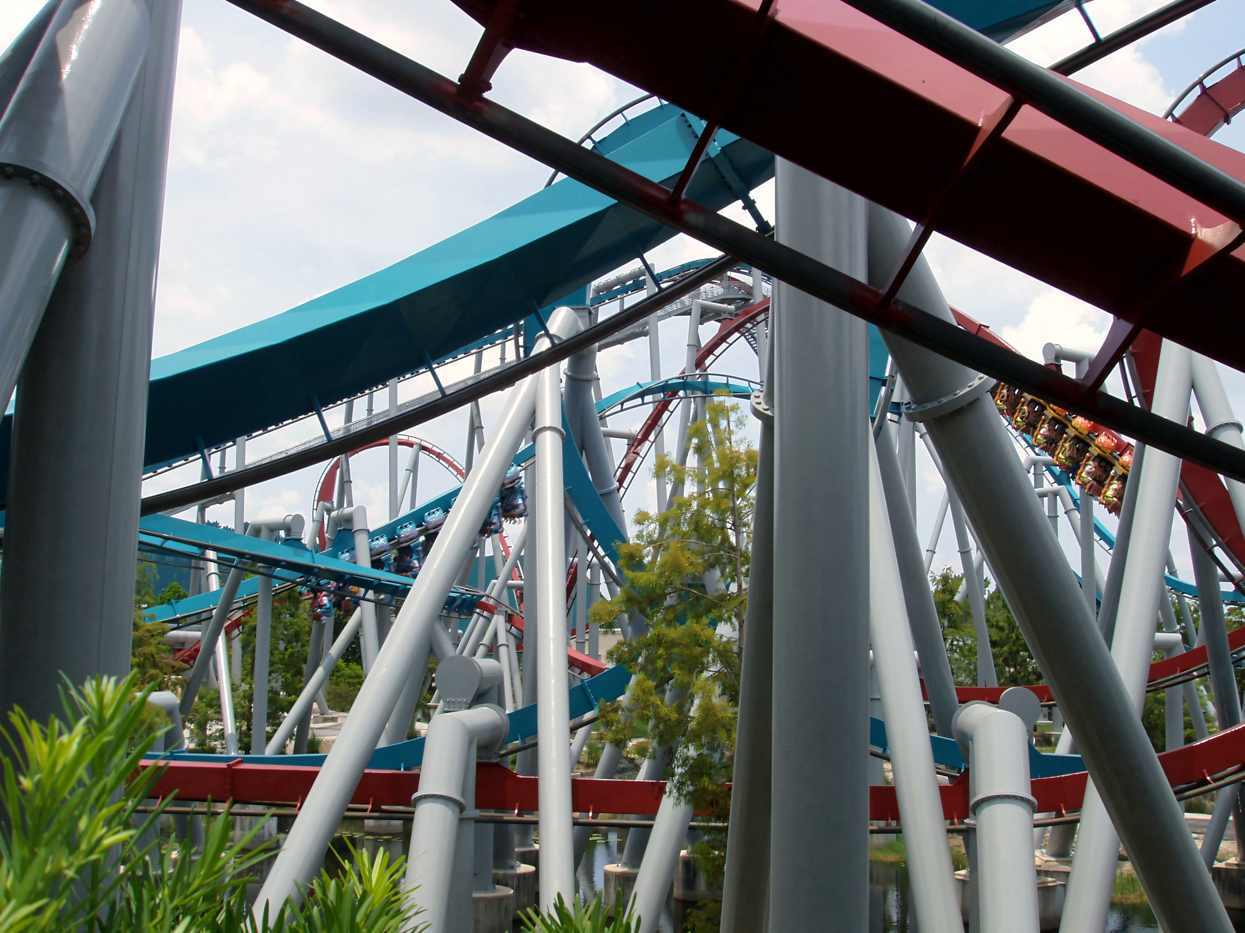 Intertwined red and blue track, Dueling Dragons, July 2006