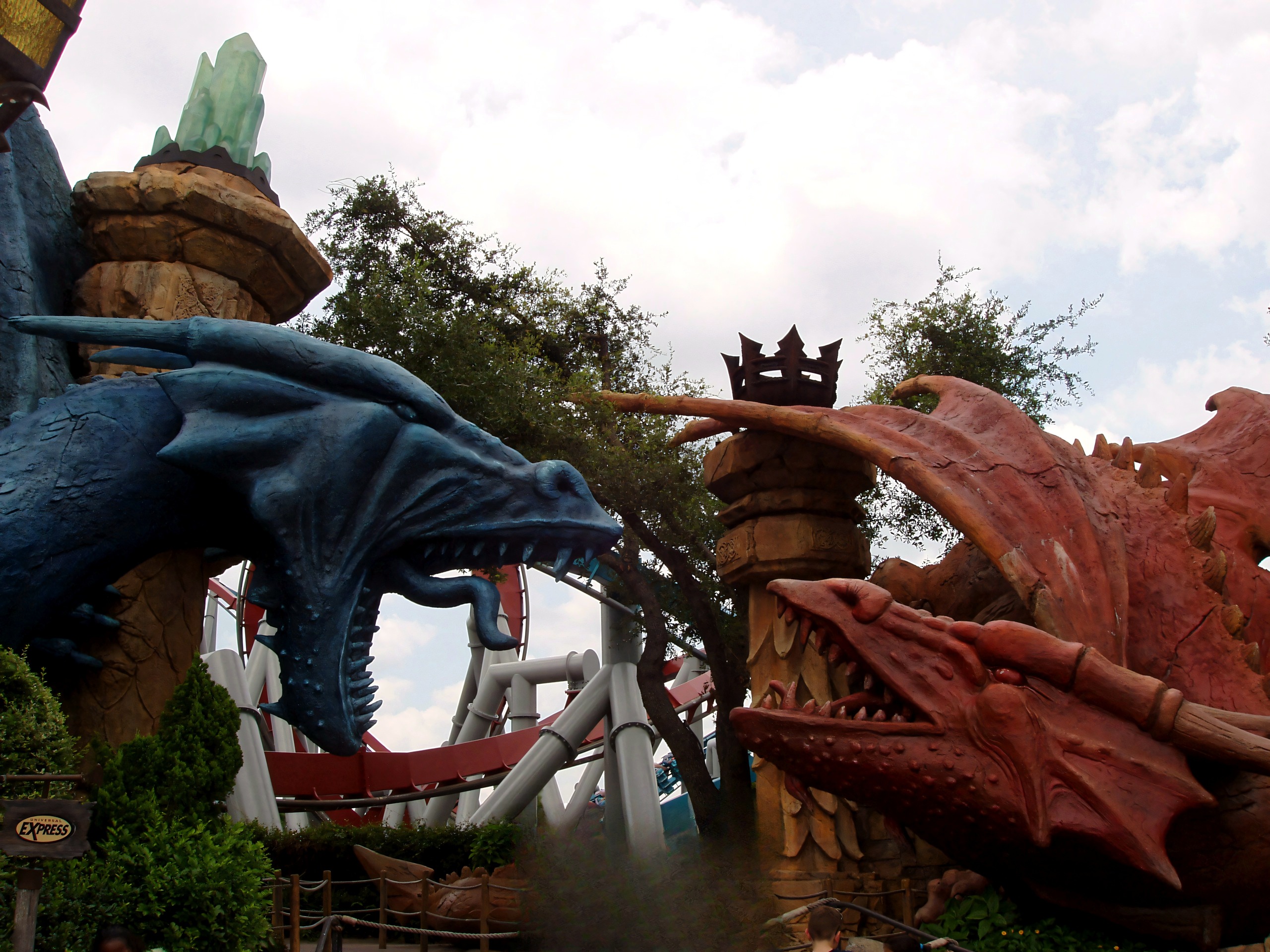 The dragon statues at the entrance with the interlocking track behind, Dueling Dragons, July 2006