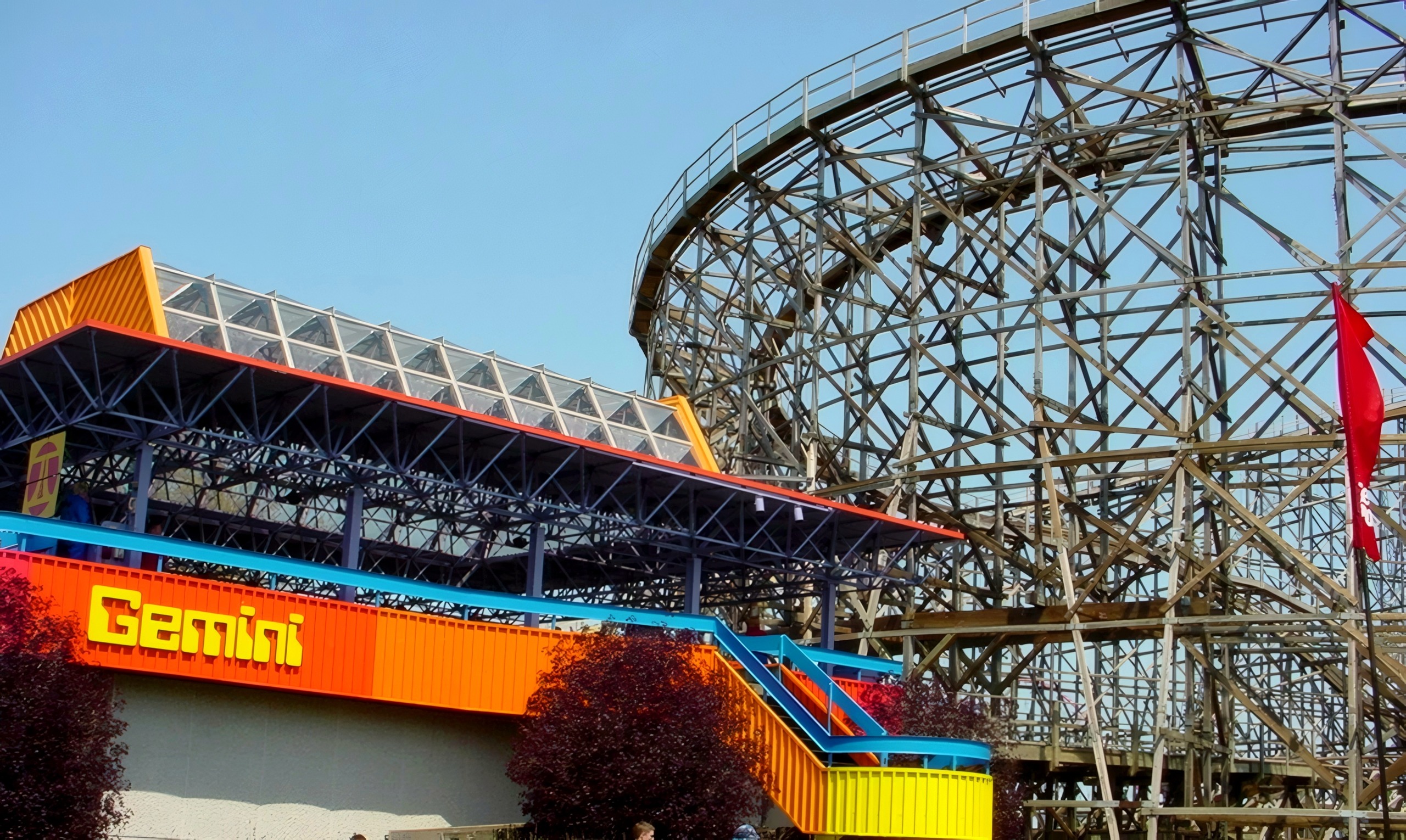 The Gemini station and stairs with the curving wooden structure behind at Cedar Point, May 2002