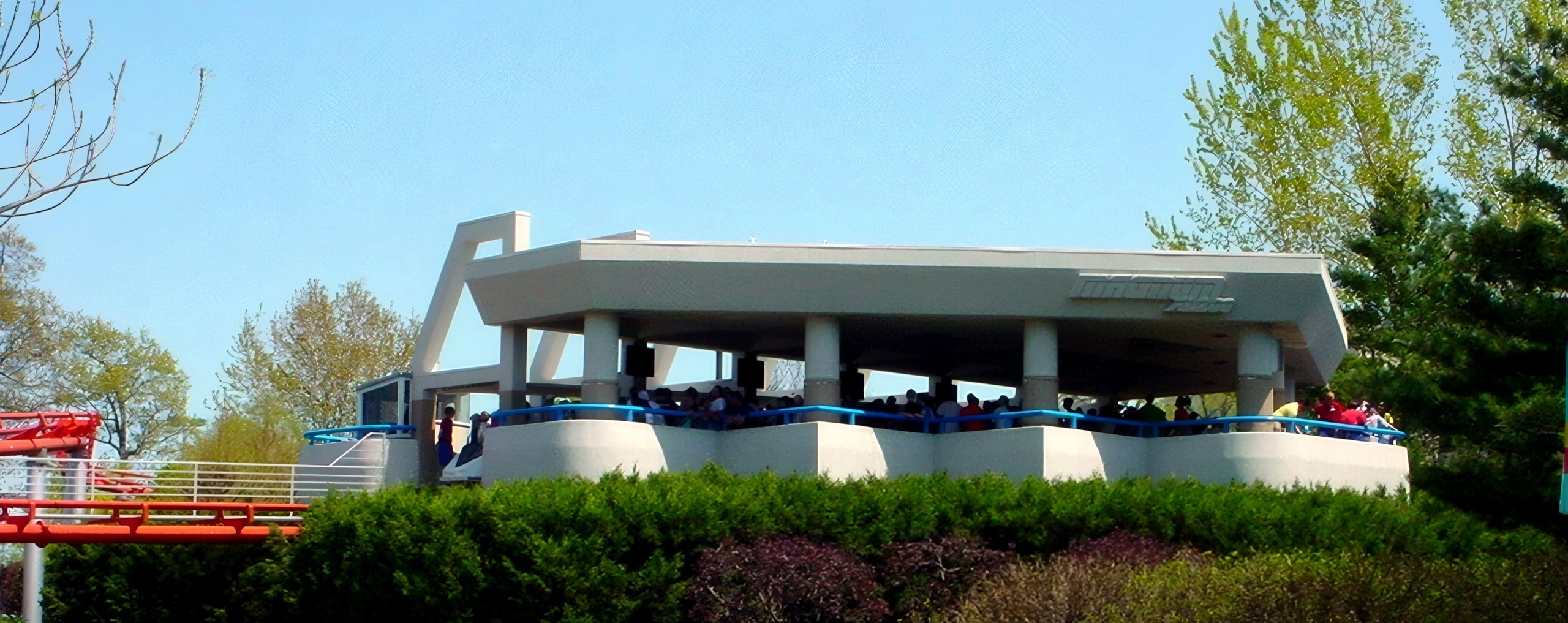 Magnum XL-200 overlook pavilion with crowd, red coaster behind, Magnum XL-200, May 2002