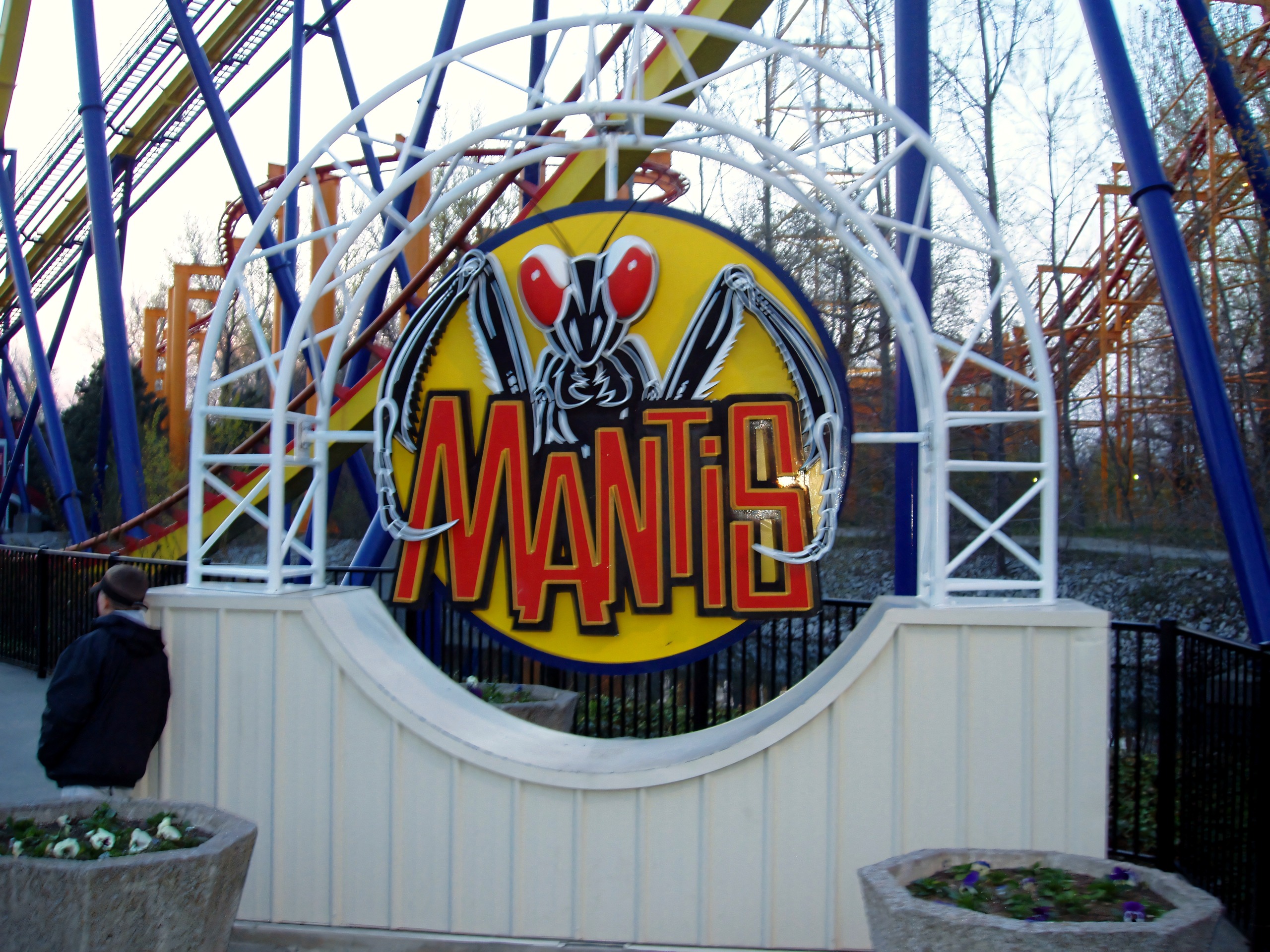 The Mantis entrance sign with the mantis logo at Cedar Point, May 2005