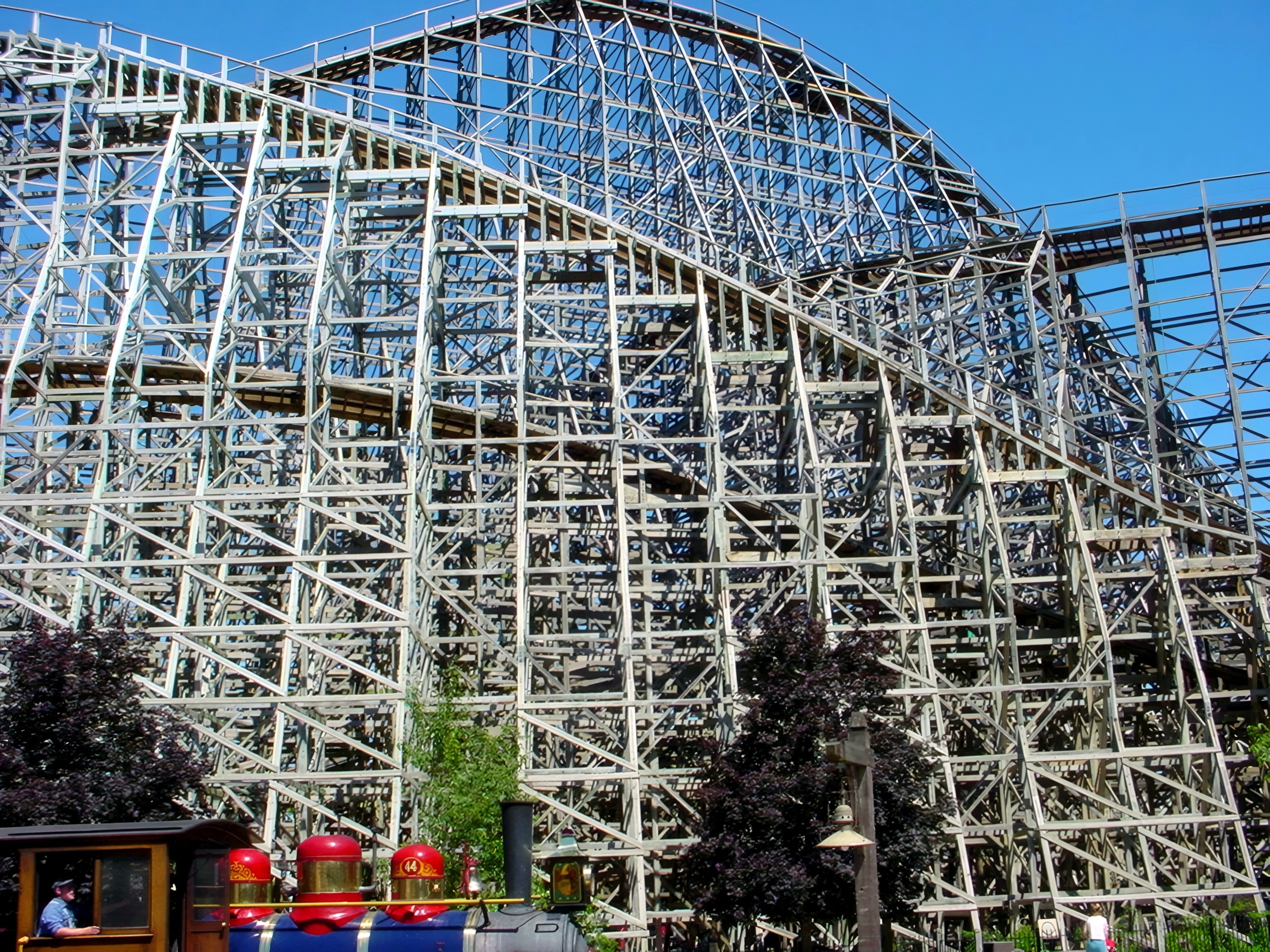 Mean Streak's structure above the Cedar Point & Lake Erie Railroad train, July 2003