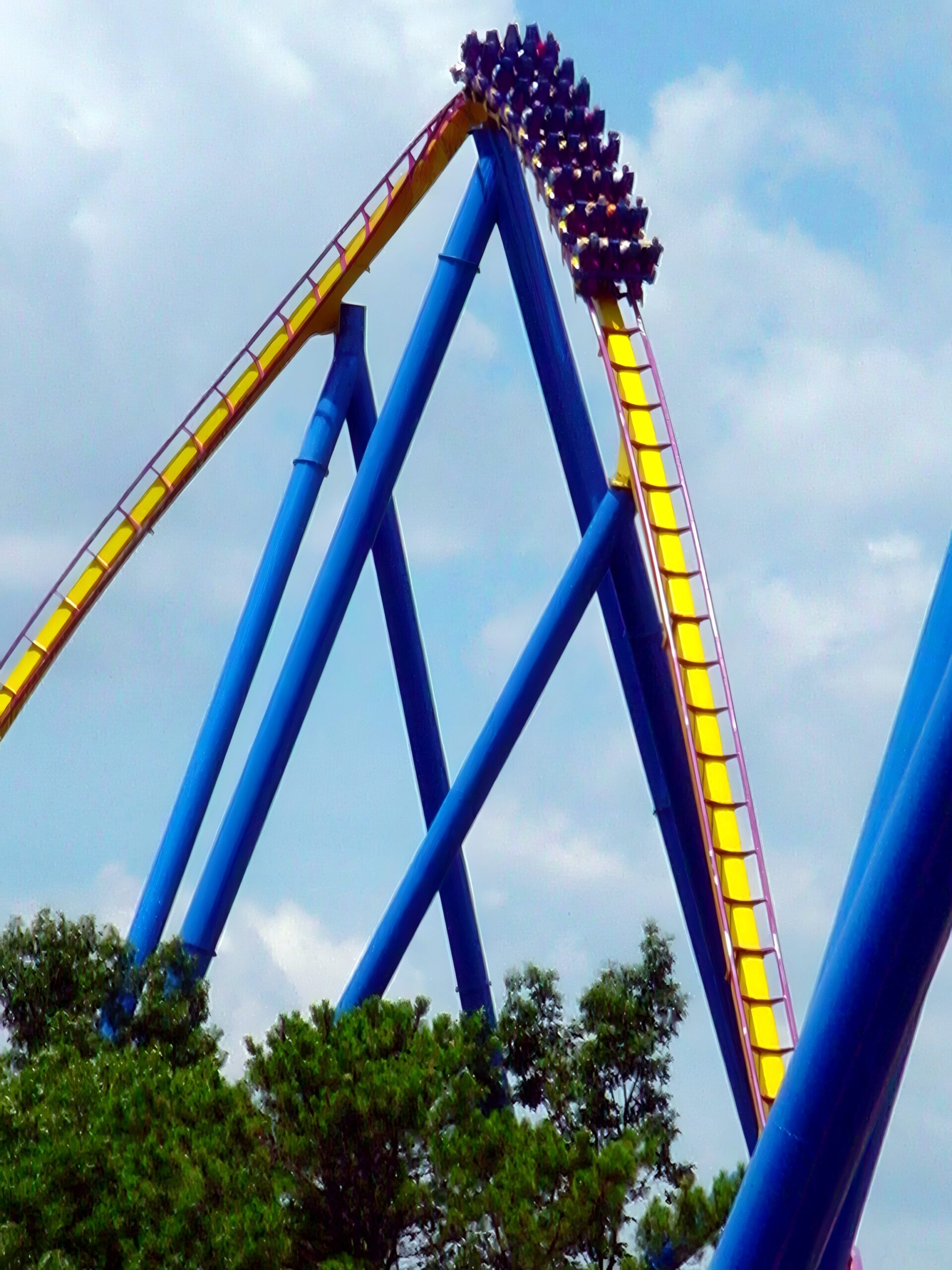 A Nitro train cresting the top of the lift hill, July 2001