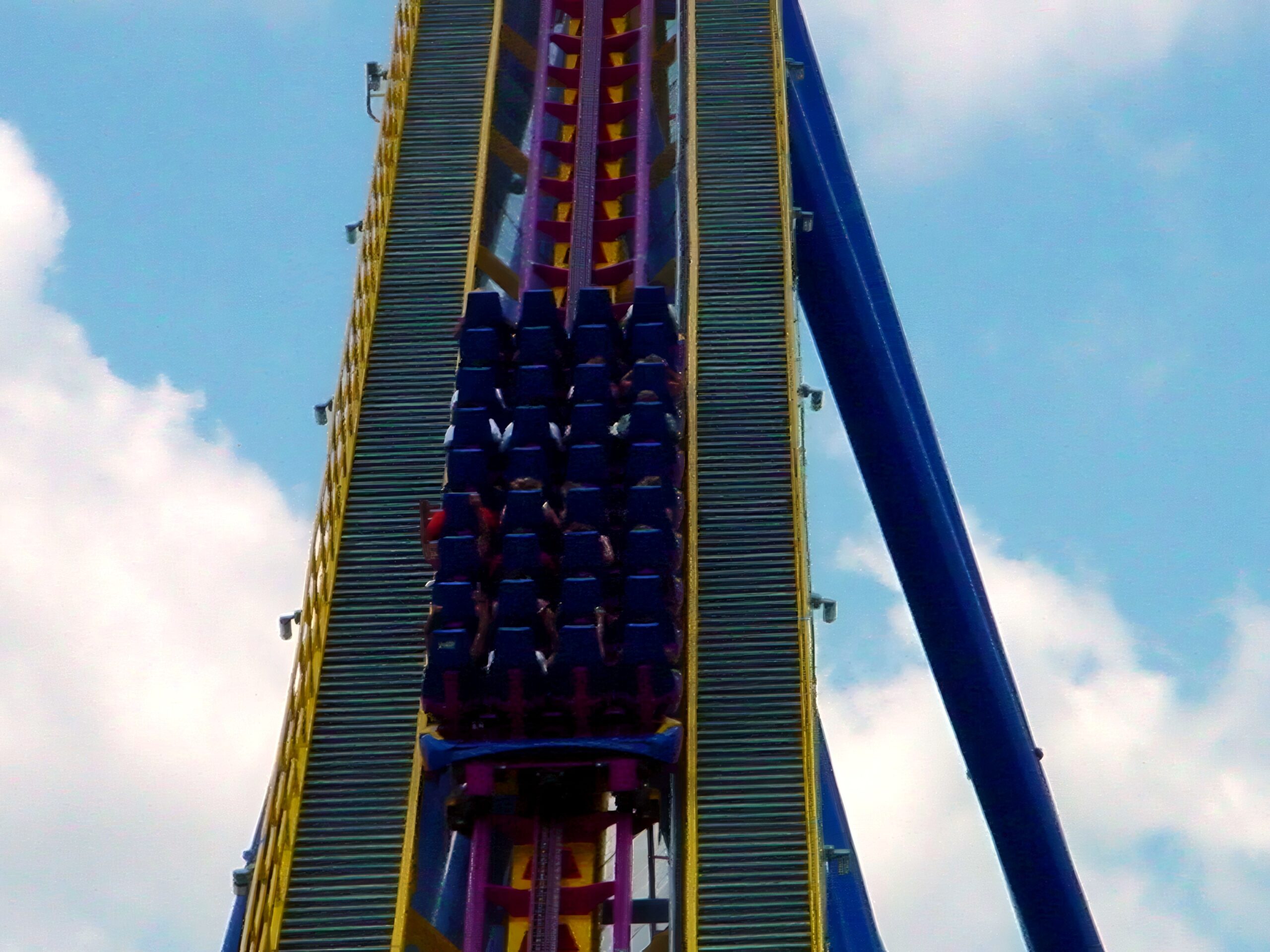 Close view of a Nitro train on the chain lift, July 2001