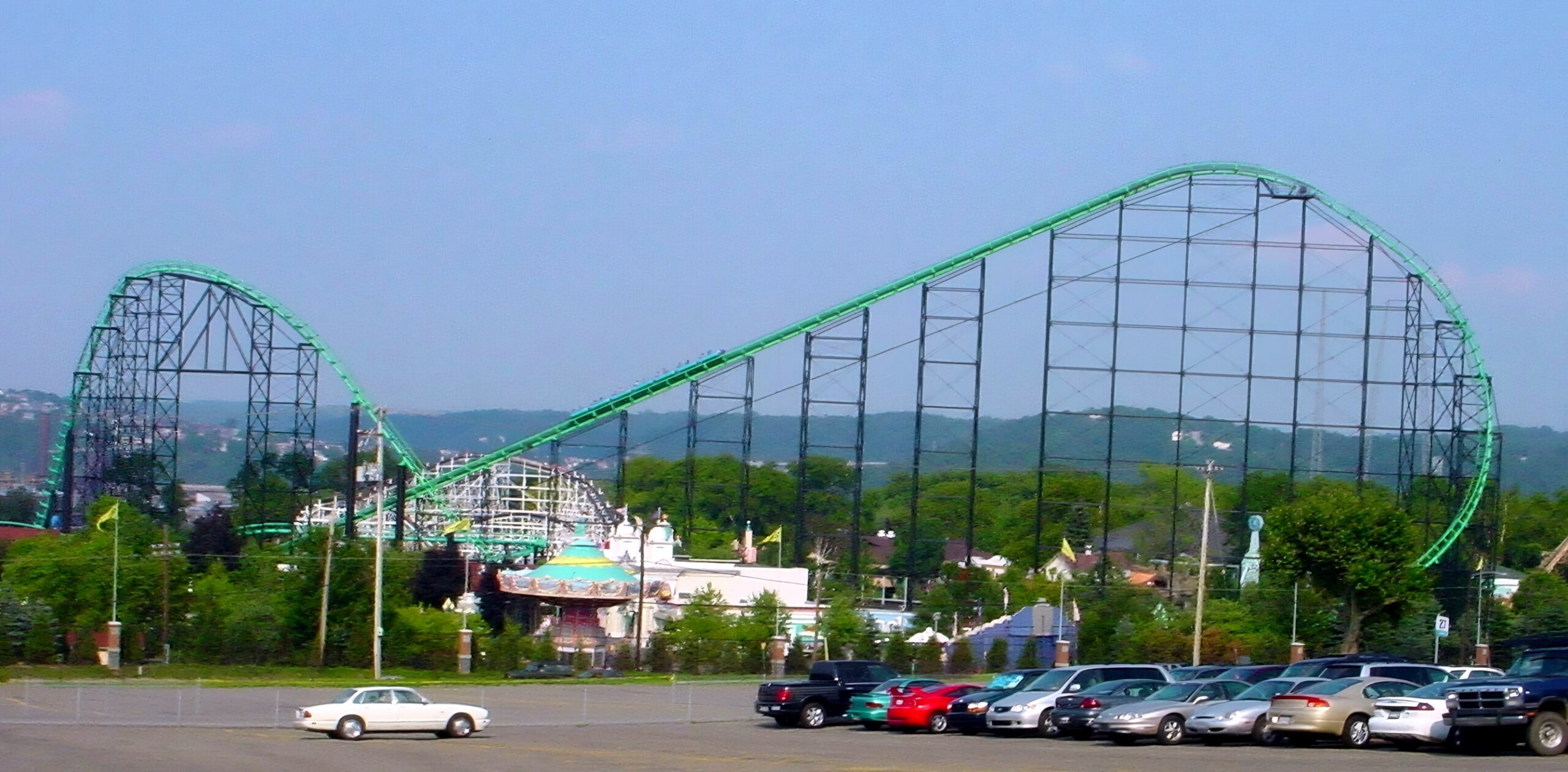 Phantom's Revenge's lift hill and first drop above Kennywood, seen from the parking lot, July 2003