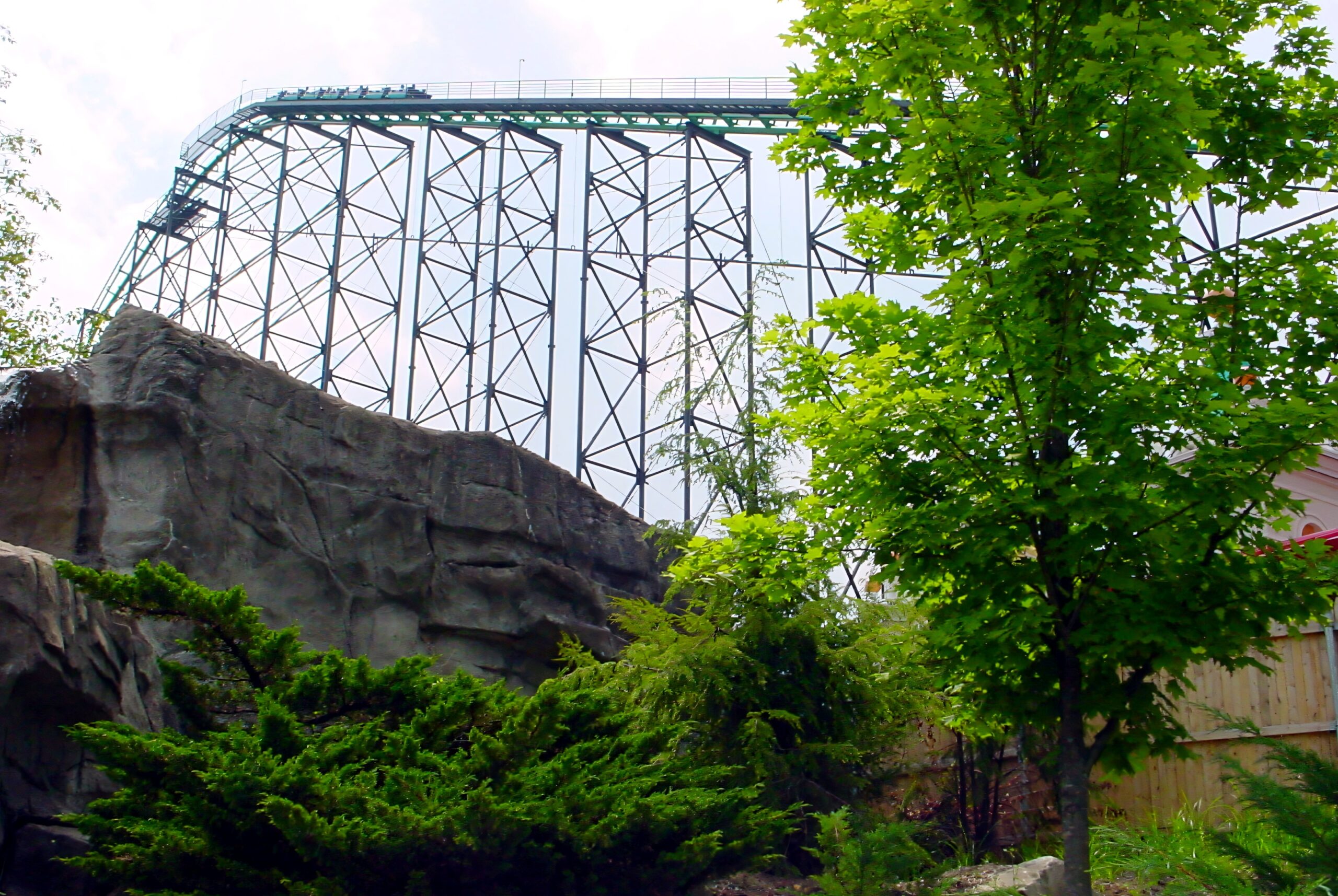 Phantom's Revenge's lift hill behind the Lost Kennywood rockwork, July 2003