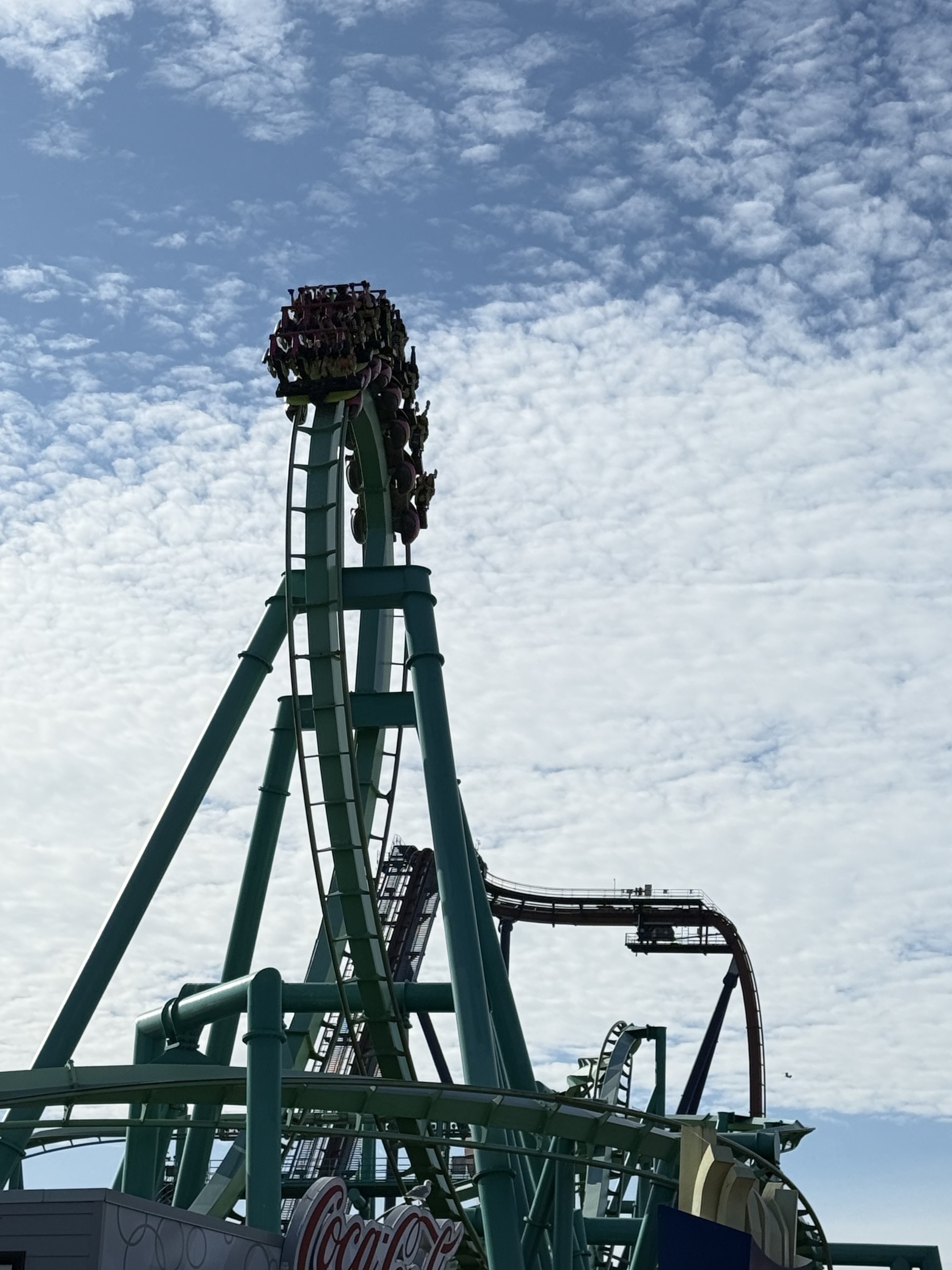 A Raptor train upside down at the top of the vertical loop