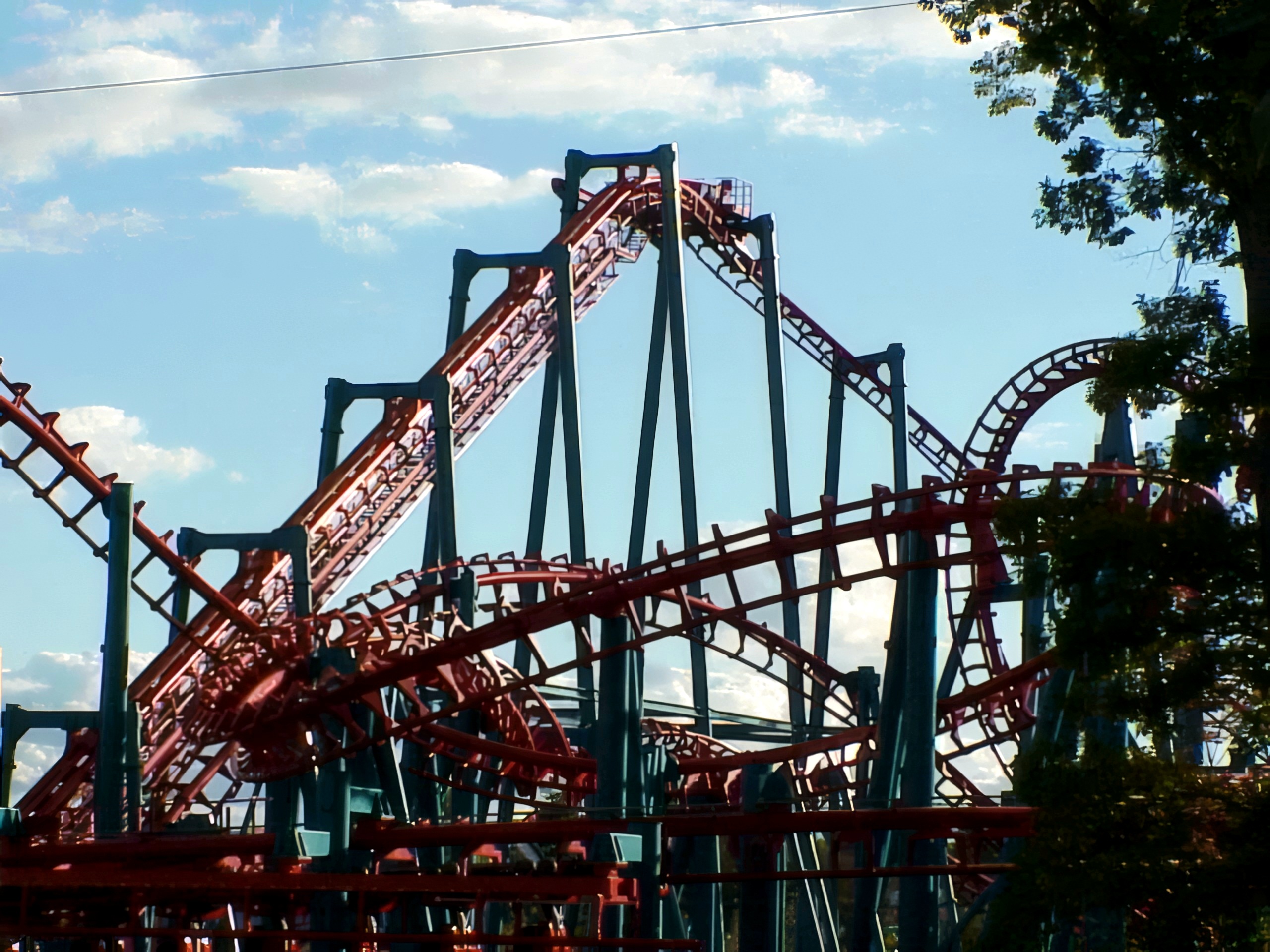 Interlocking red loops against clear blue sky, Serial Thriller, 2000