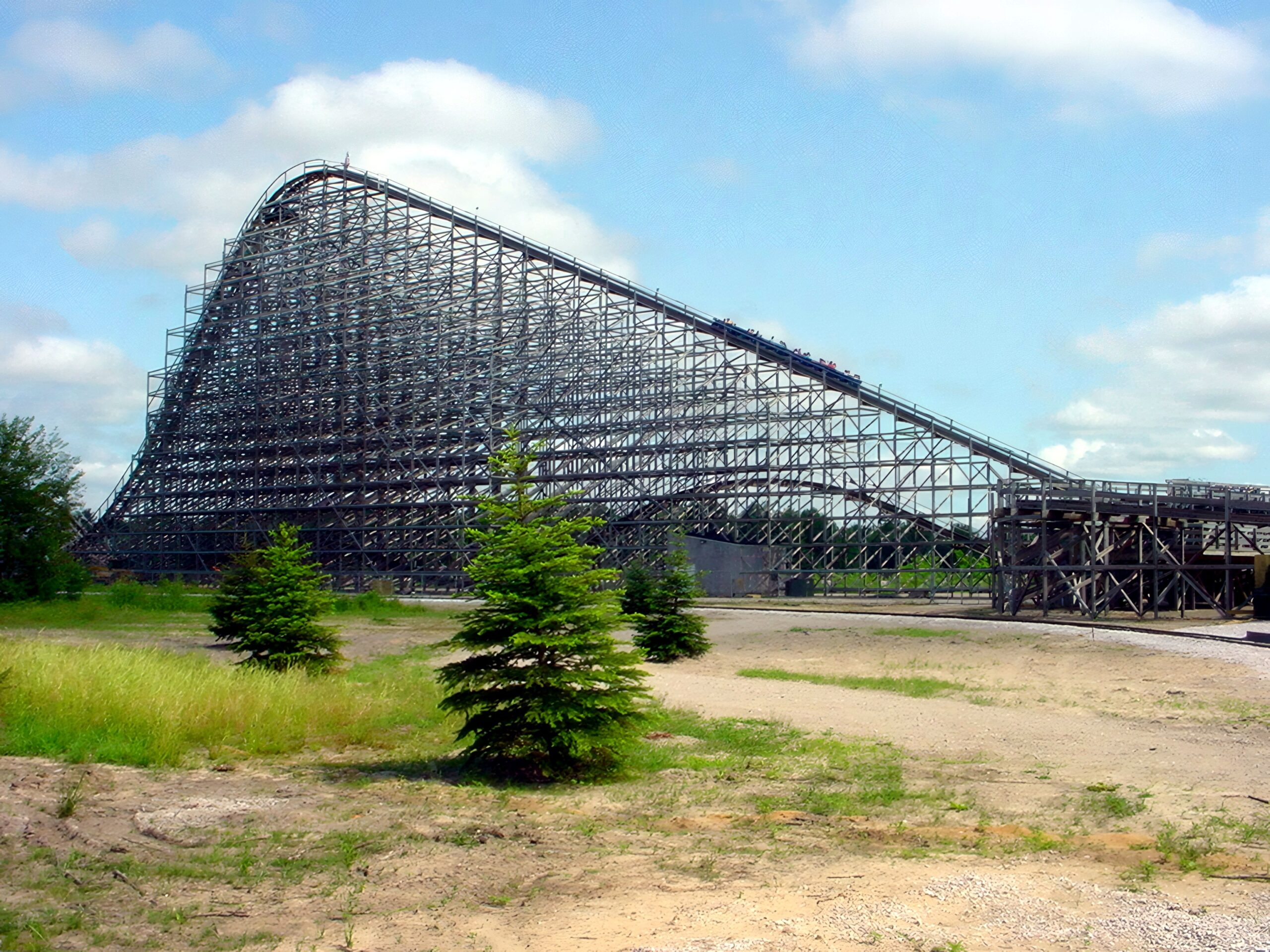 Shivering Timbers lift hill and first drop in full profile, June 2002