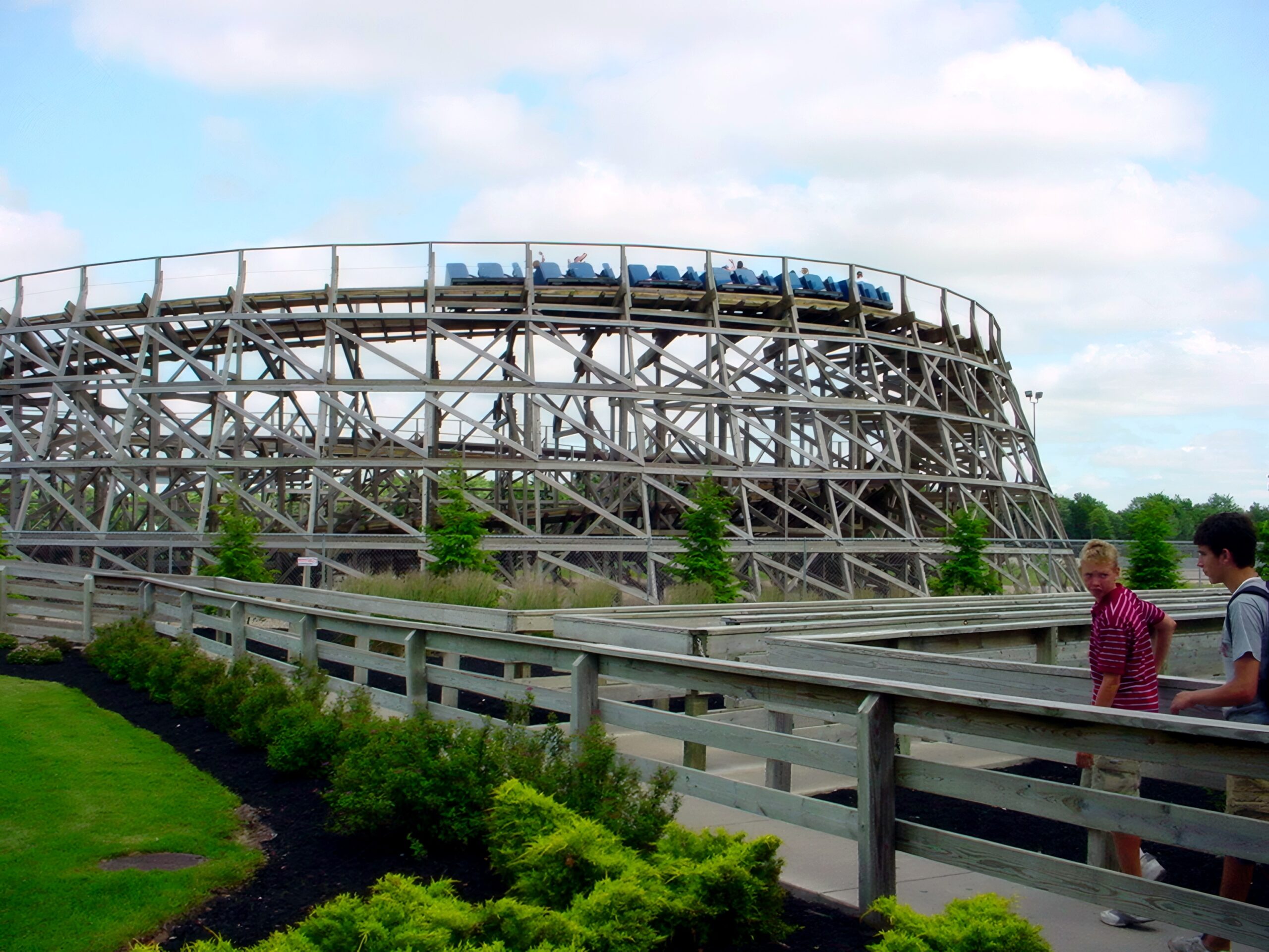 A Shivering Timbers train rounding the helix near the station, June 2002